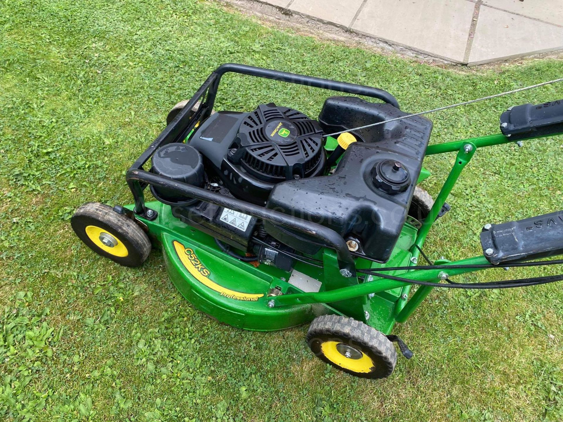 JOHN DEERE C52KS SELF PROPELLED LAWN MOWER, RUNS DRIVES AND CUTS, KAWASAKI PETROL ENGINE *NO VAT* - Image 4 of 8