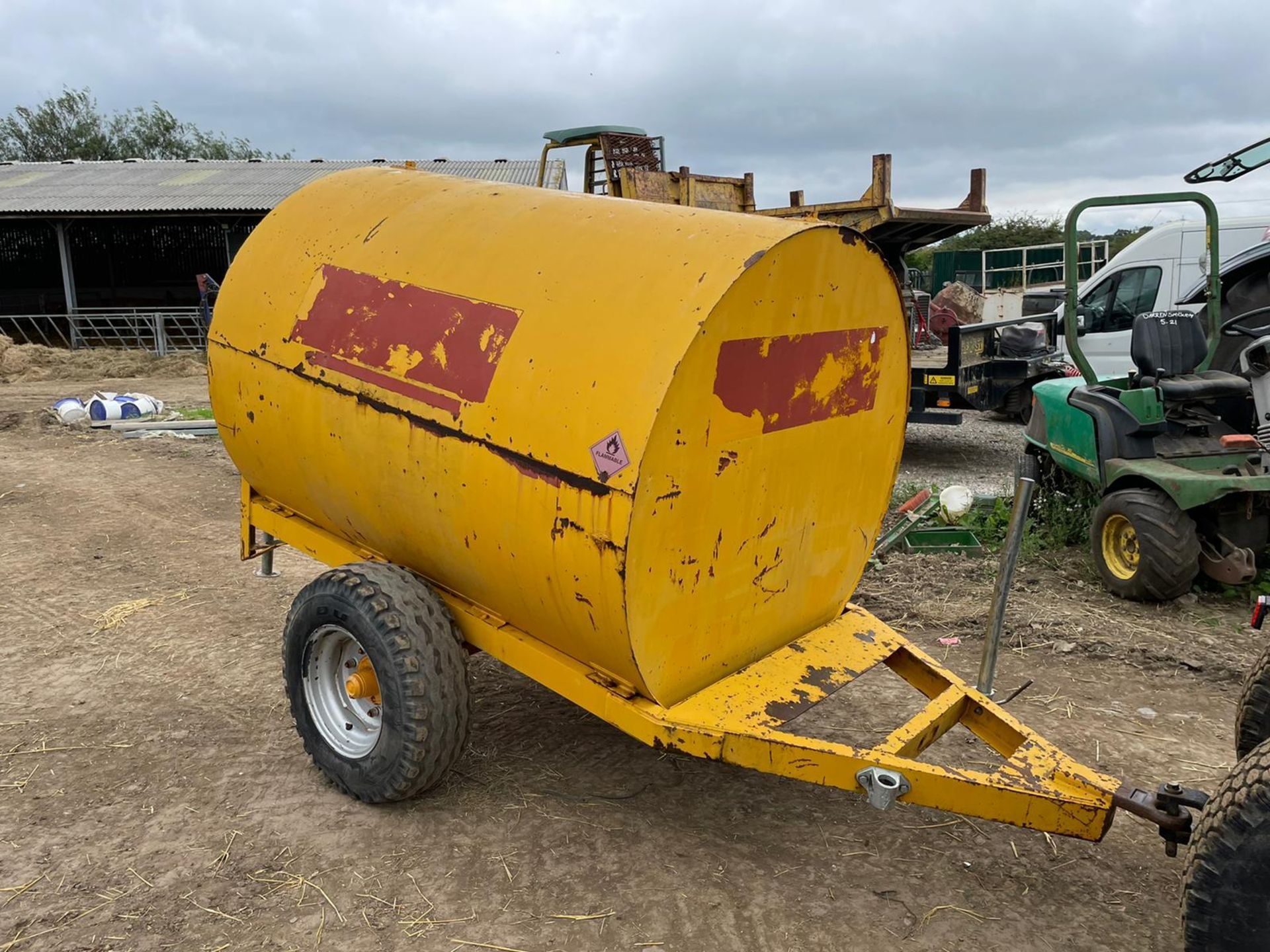 TRAILER ENGINEERED 3000 LITRE SINGLE AXLE BOWSER TRAILER, TOWS WELL, GOOD TYRES *PLUS VAT* - Image 9 of 9
