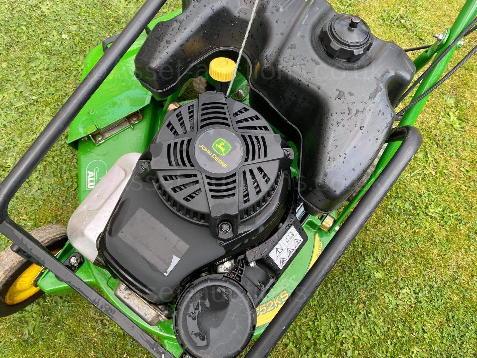 JOHN DEERE C52KS SELF PROPELLED LAWN MOWER, RUNS DRIVES AND CUTS, KAWASAKI PETROL ENGINE *NO VAT* - Image 8 of 8