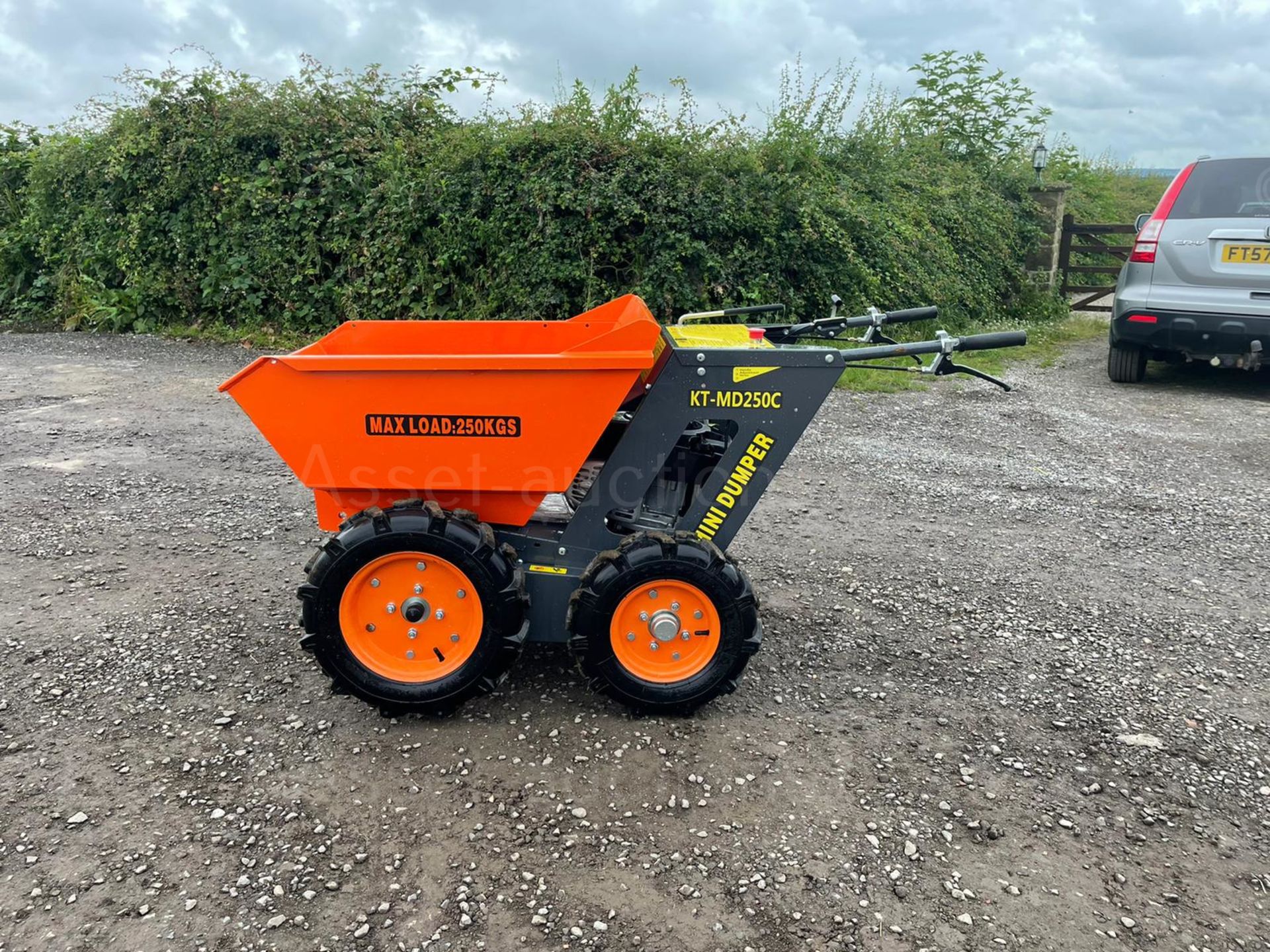 NEW AND UNUSED 2020 4WD SELF PROPELLED WALK BEHIND PETROL MINI DUMPER, MANUALS INCLUDED *PLUS VAT* - Image 2 of 11