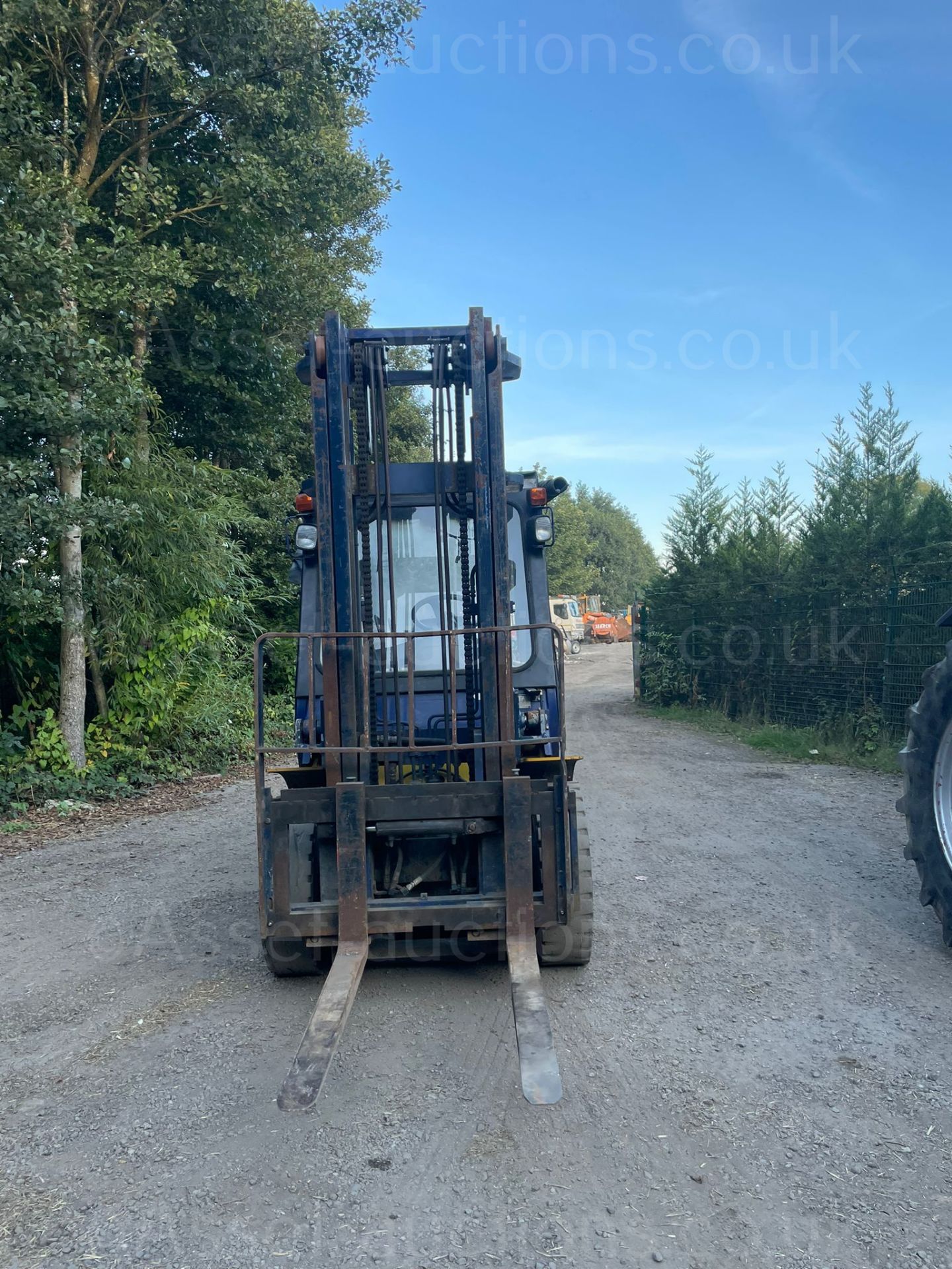 KOMATSU 3.5 TON FORKLIFT, 2 STAGE MAST, SIDE SHIFT, RUNS WORKS AND DRIVES, STILL IN DAILY USE - Image 2 of 5