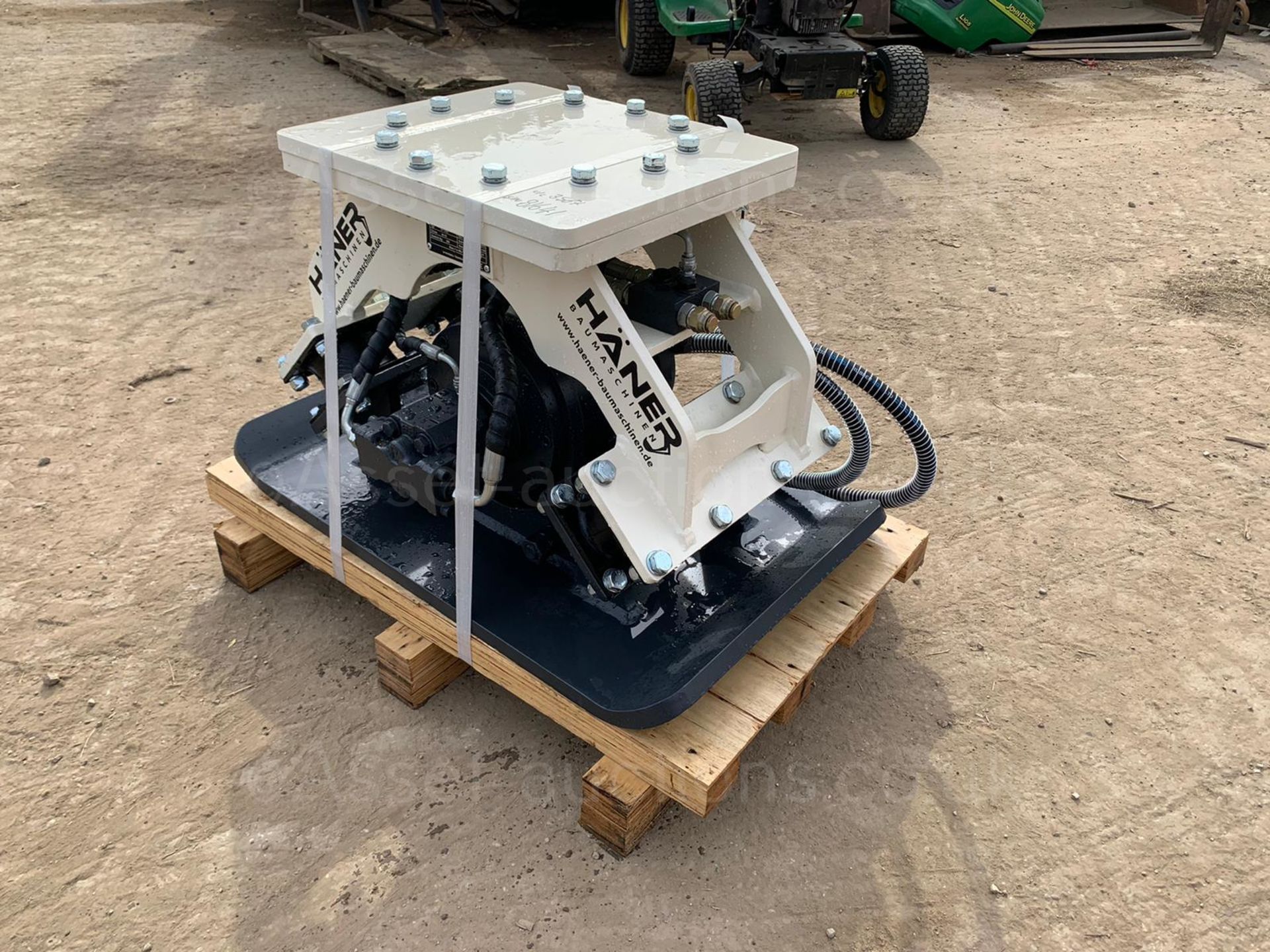 NEW AND UNUSED HANER HPC400 COMPACTION PLATE, PIPES ARE INCLUDED, WEIGHT 300kg *PLUS VAT* - Image 4 of 10