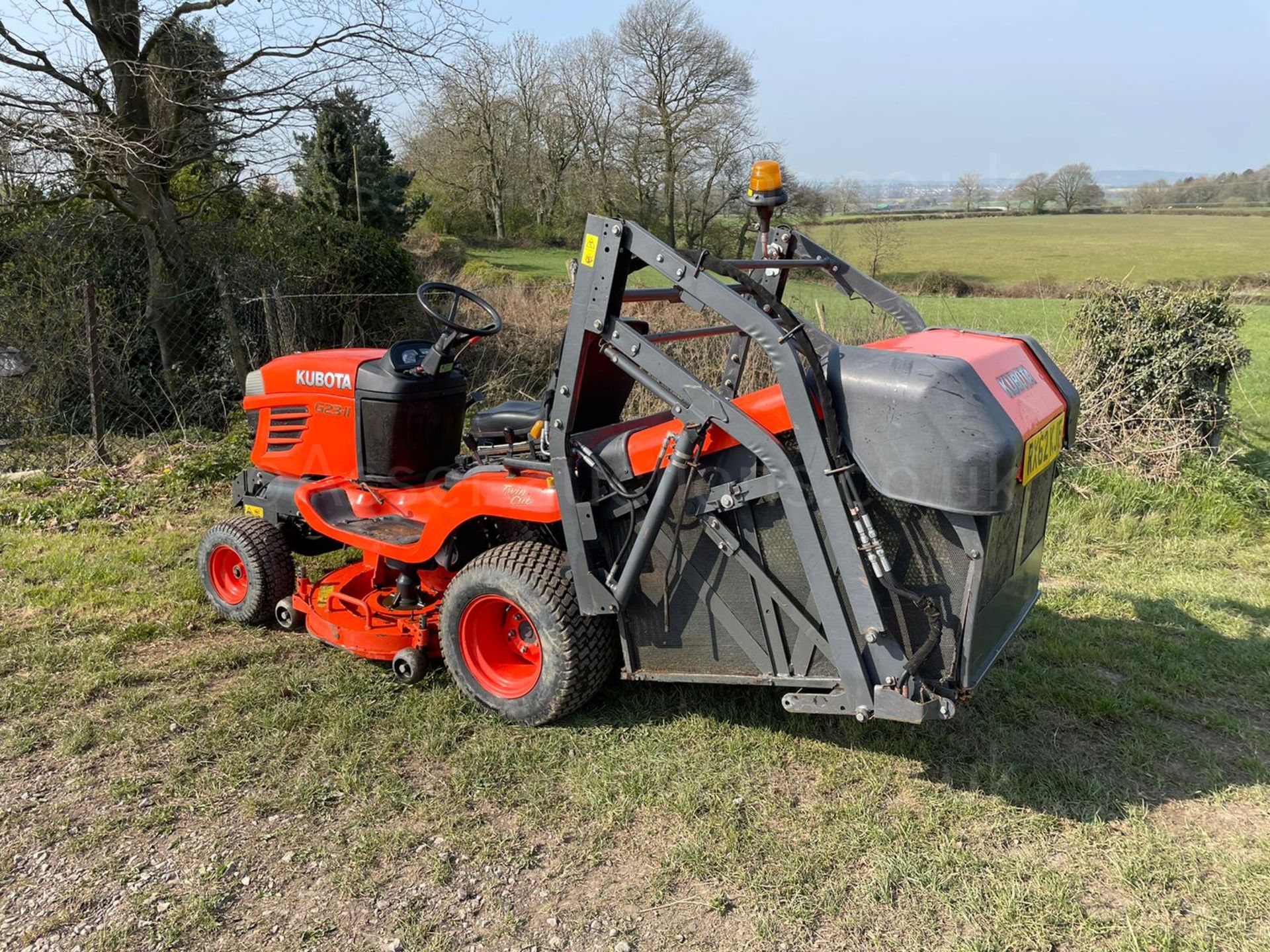 2013 (62) KUBOTA G23-II RIDE ON MOWER, RUNS DRIVES AND CUTS, HIGH TIP COLLECTOR *PLUS VAT* - Image 4 of 10