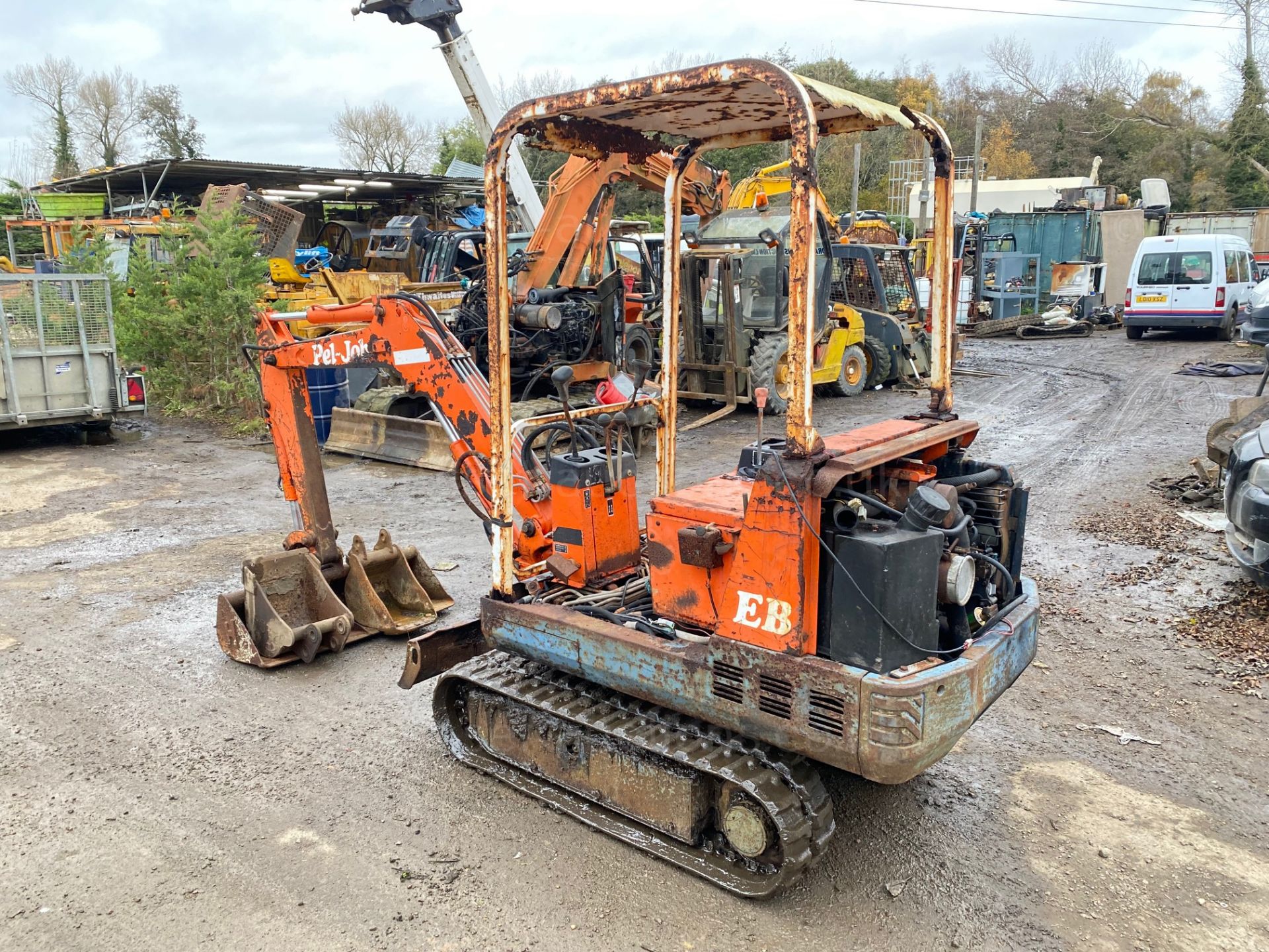 PEL JOB 1.5 TON MINI DIGGER, STARTS AND RUNS WELL, ALL OPERATIONS WORK *PLUS VAT* - Image 3 of 6