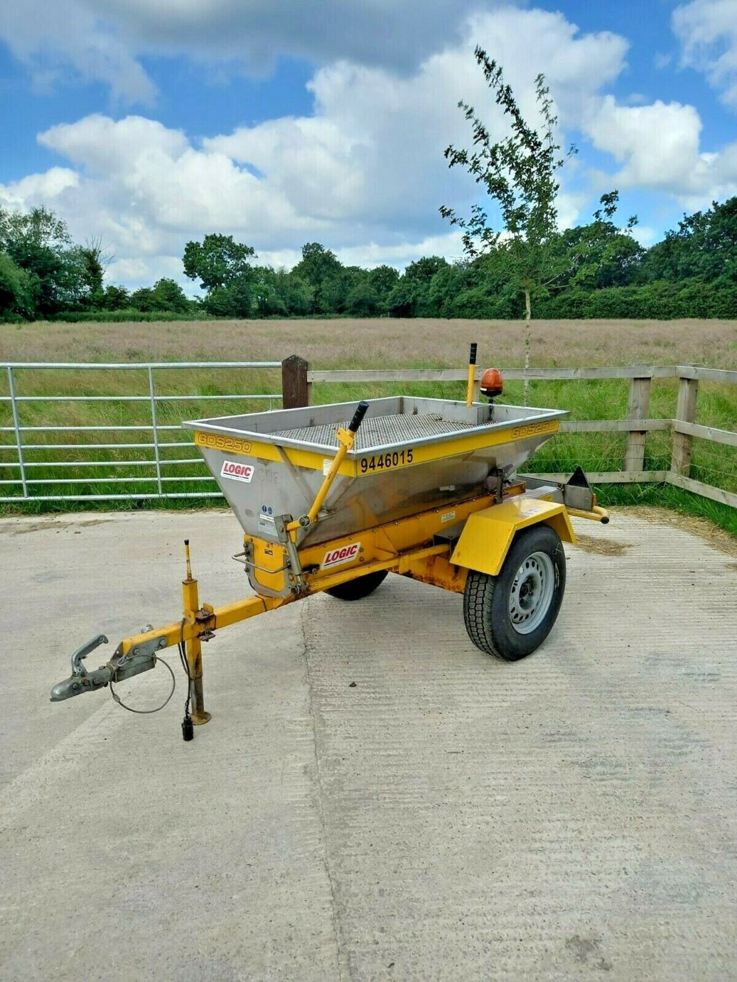 SALT/GRIT SPREADER TOWED, LOGIC GDS250, CHOICE OF 2 MACHINES *PLUS VAT* - Image 2 of 5