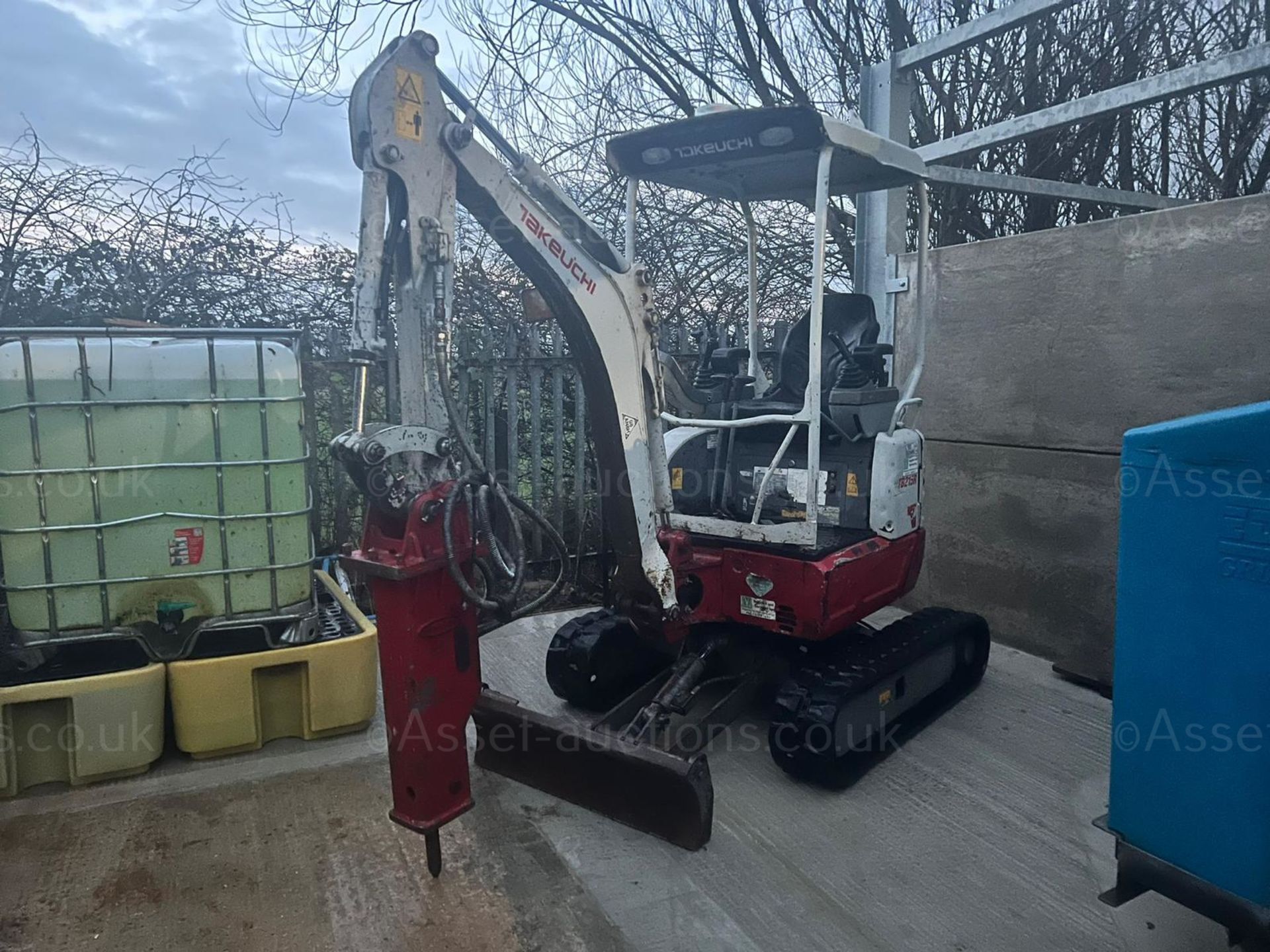 2015 TAKEUCHI TB215R 1.5 TON MINI DIGGER WITH 2020 ES MANUFACTURING ESB00 ROCK BREAKER *PLUS VAT* - Image 2 of 12