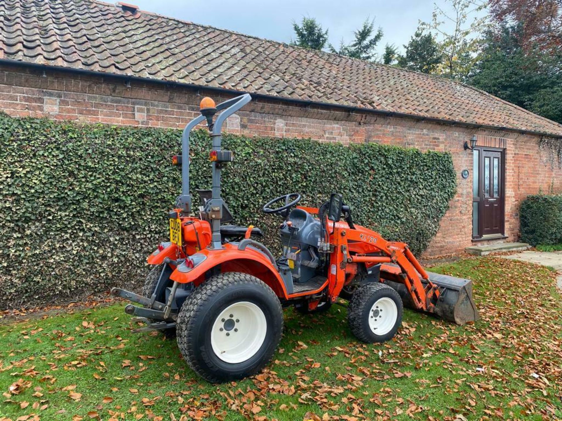 COMPACT TRACTOR KIOTI CK22 COMPLETE WITH FRONT LOADER, 4 X 4, HYDROSTATIC DRIVE *PLUS VAT* - Image 4 of 10