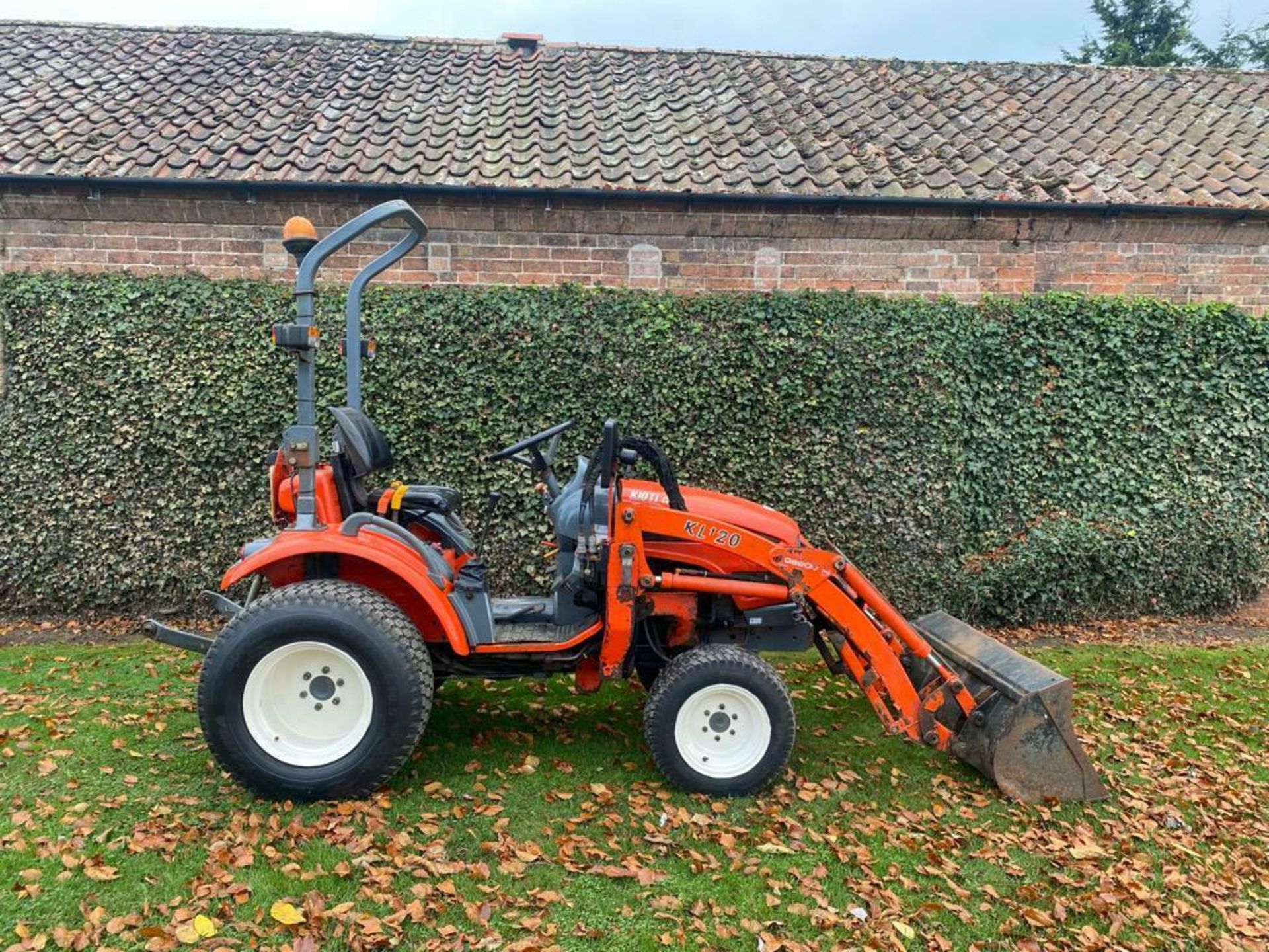 COMPACT TRACTOR KIOTI CK22 COMPLETE WITH FRONT LOADER, 4 X 4, HYDROSTATIC DRIVE *PLUS VAT* - Image 3 of 10
