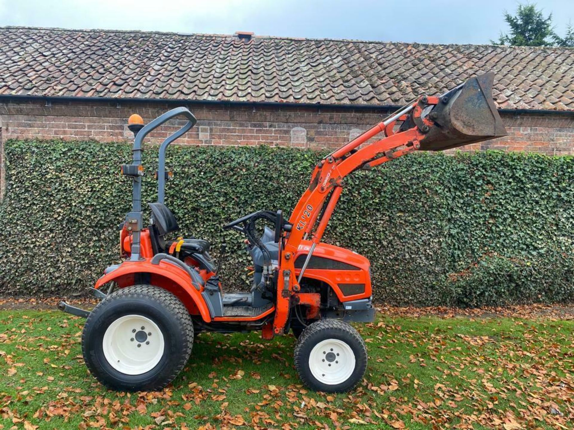 COMPACT TRACTOR KIOTI CK22 COMPLETE WITH FRONT LOADER, 4 X 4, HYDROSTATIC DRIVE *PLUS VAT* - Image 2 of 10