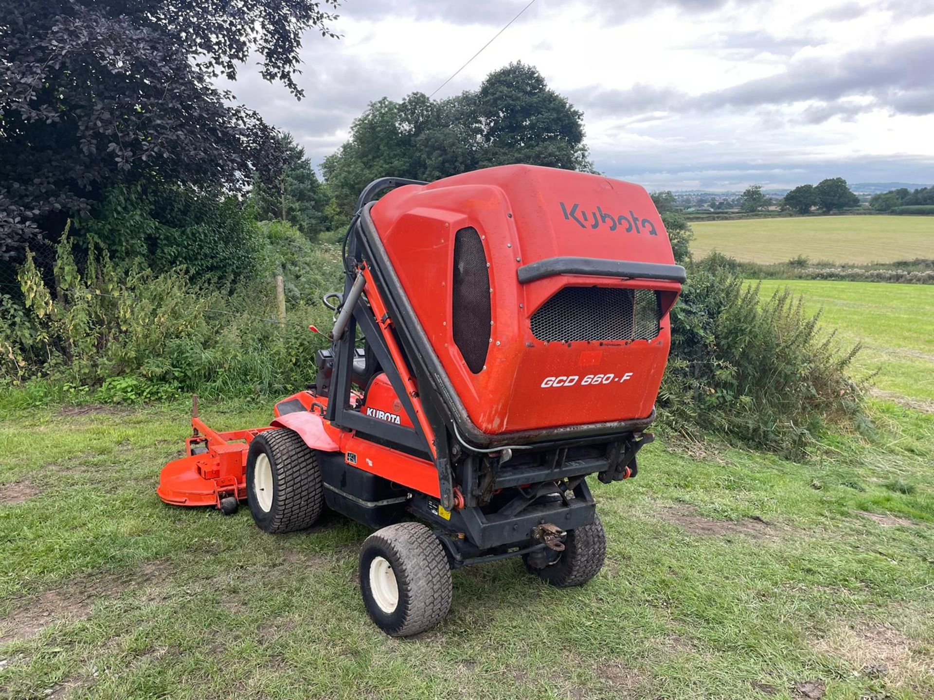 KUBOTA F3060 RIDE ON HIGH TIP MOWER, RUNS DRIVES AND CUTS, SHOWING 2715 HOURS *PLUS VAT* - Image 6 of 8