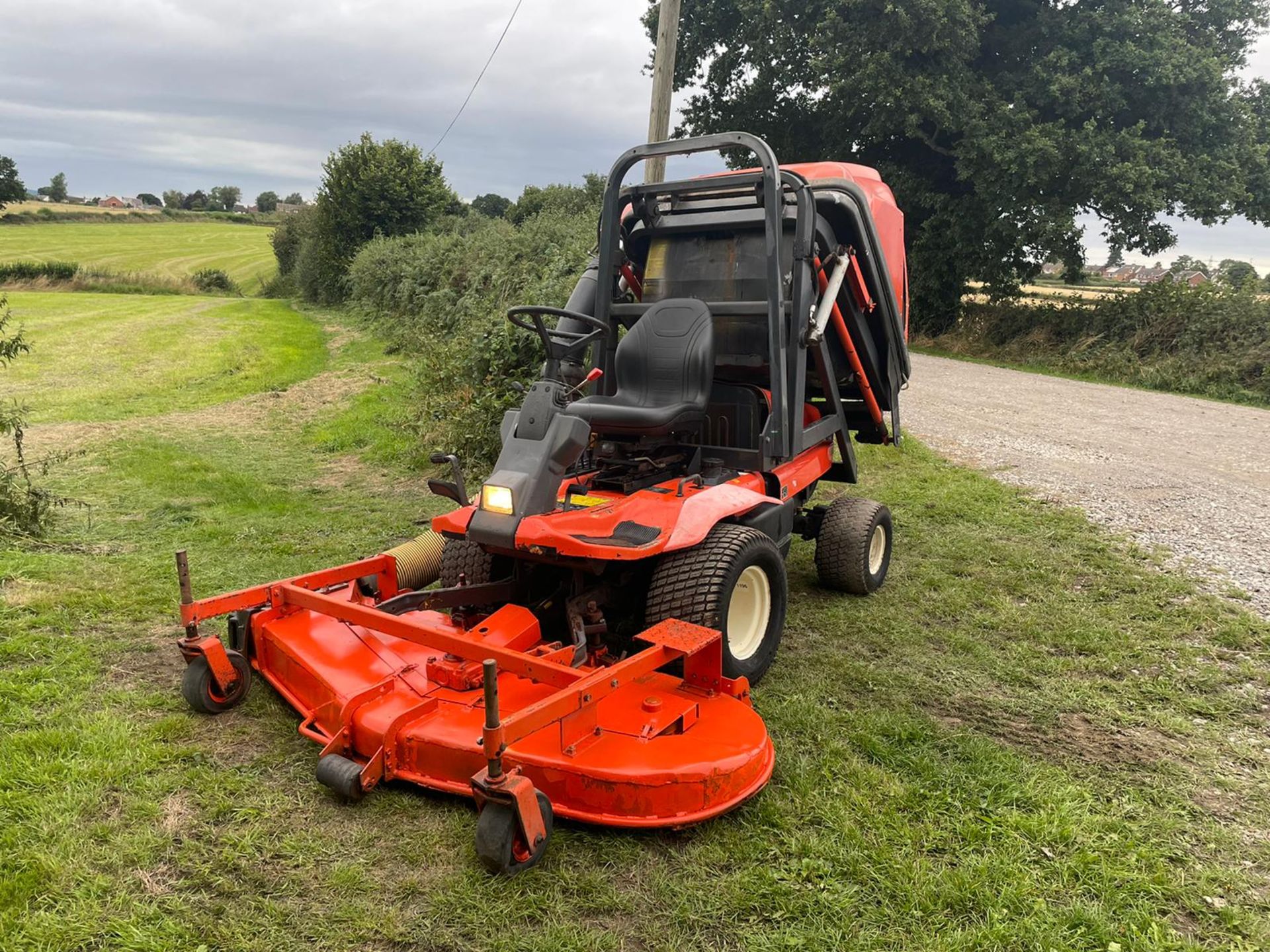 KUBOTA F3060 RIDE ON HIGH TIP MOWER, RUNS DRIVES AND CUTS, SHOWING 2715 HOURS *PLUS VAT* - Image 4 of 8