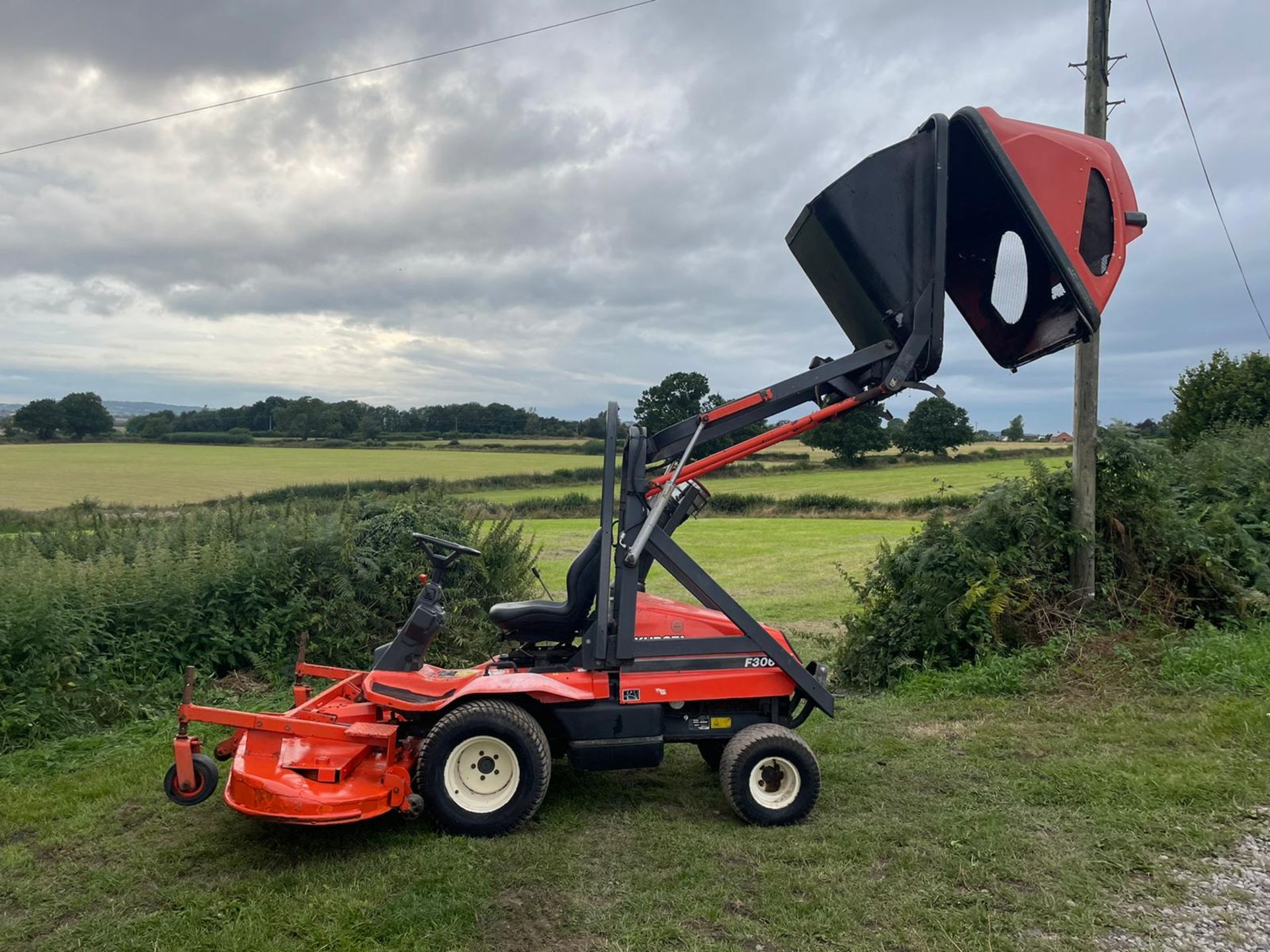 KUBOTA F3060 RIDE ON HIGH TIP MOWER, RUNS DRIVES AND CUTS, SHOWING 2715 HOURS *PLUS VAT* - Image 3 of 8