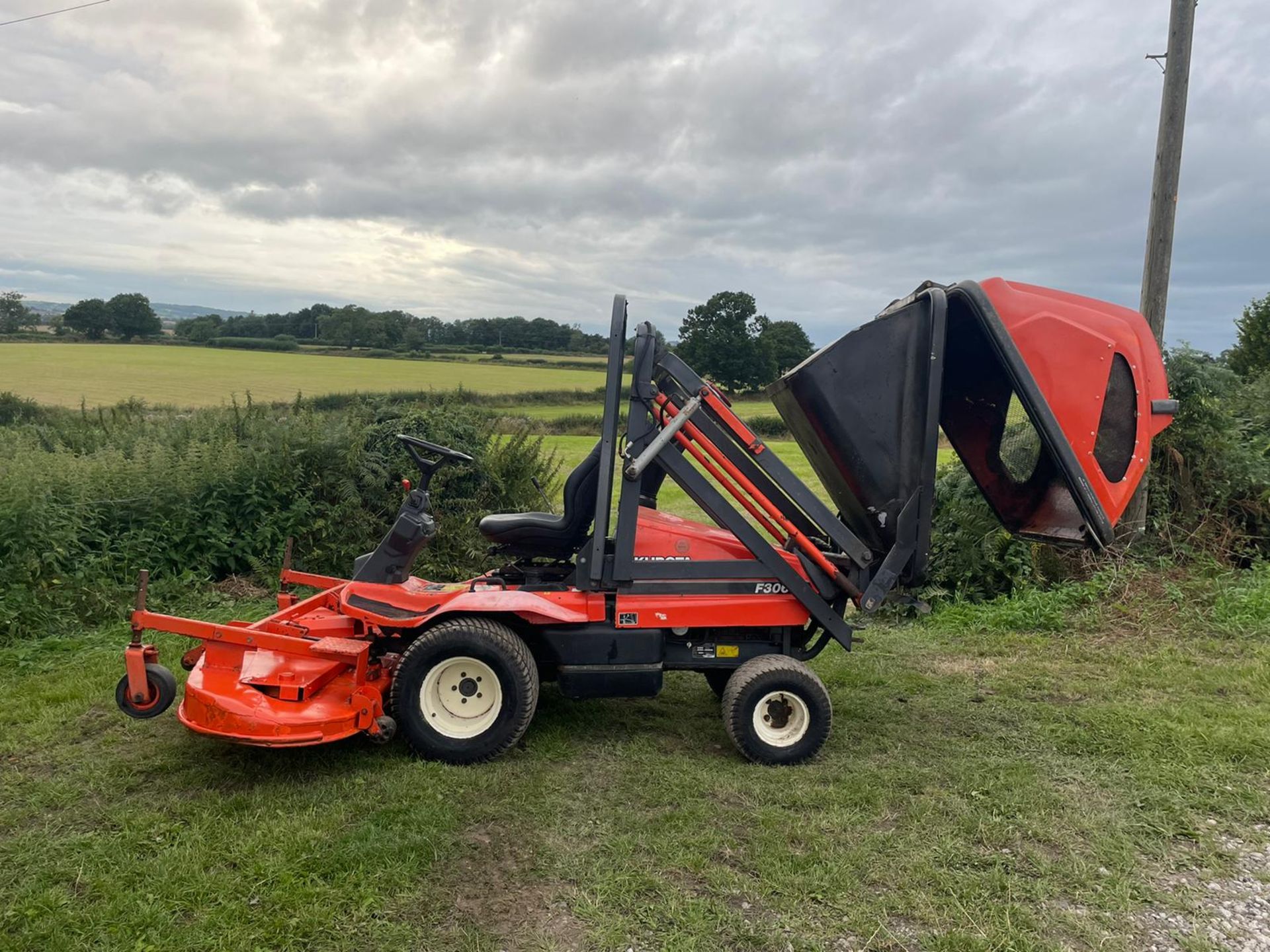 KUBOTA F3060 RIDE ON HIGH TIP MOWER, RUNS DRIVES AND CUTS, SHOWING 2715 HOURS *PLUS VAT* - Image 2 of 8