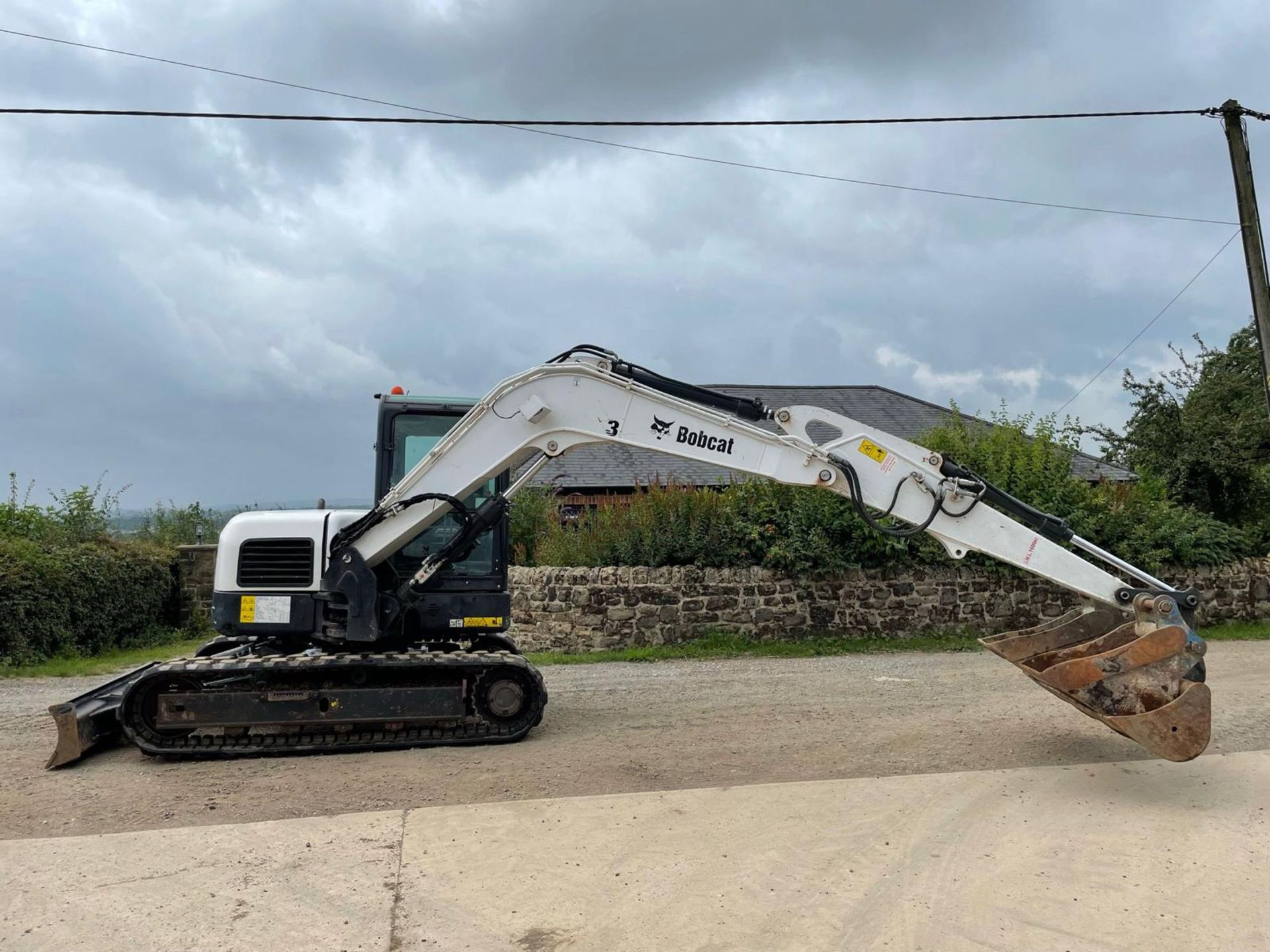 2013 BOBCAT E80 8 TON EXCAVATOR, RUNS DRIVES AND DIGS WELL, SHOWING A GENUINE 5730 HOURS *PLUS VAT* - Image 5 of 21