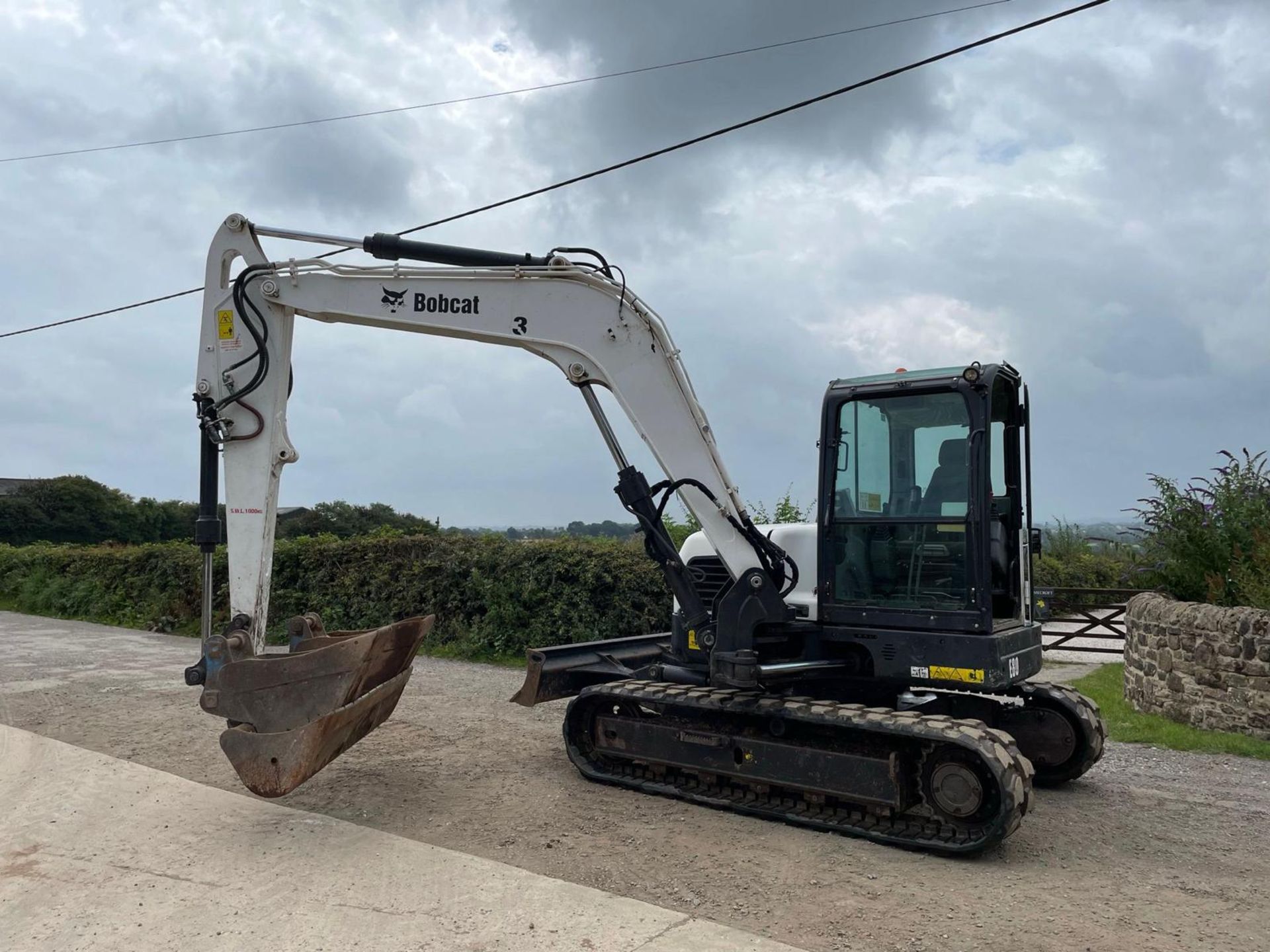 2013 BOBCAT E80 8 TON EXCAVATOR, RUNS DRIVES AND DIGS WELL, SHOWING A GENUINE 5730 HOURS *PLUS VAT* - Image 6 of 21