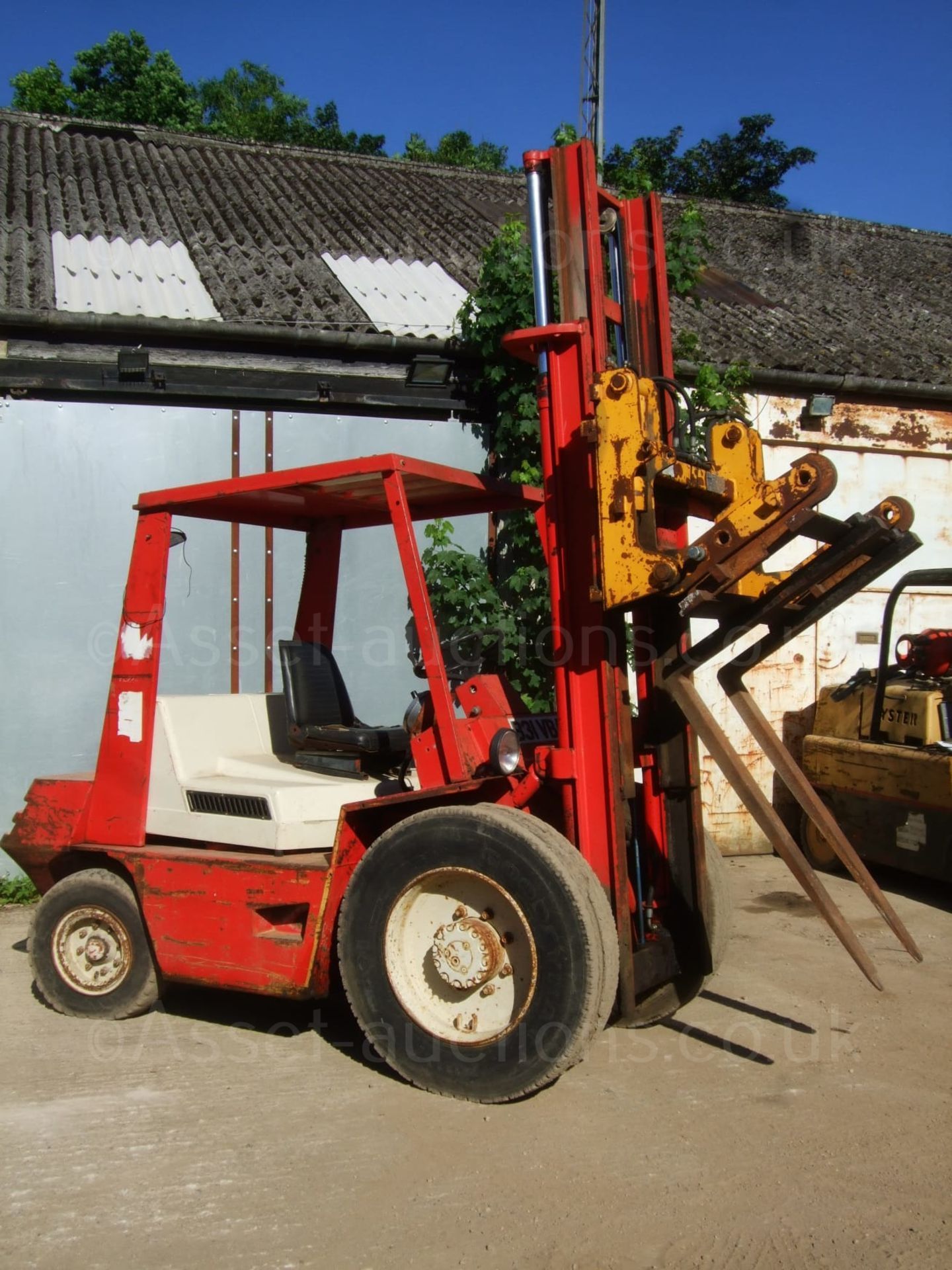 MANITOU MCE 30H 3 TON DIESEL FORKLIFT, 7329 HOURS, TIPPING HEADSTOCK, IN WORKING ORDER *PLUS VAT* - Image 2 of 4