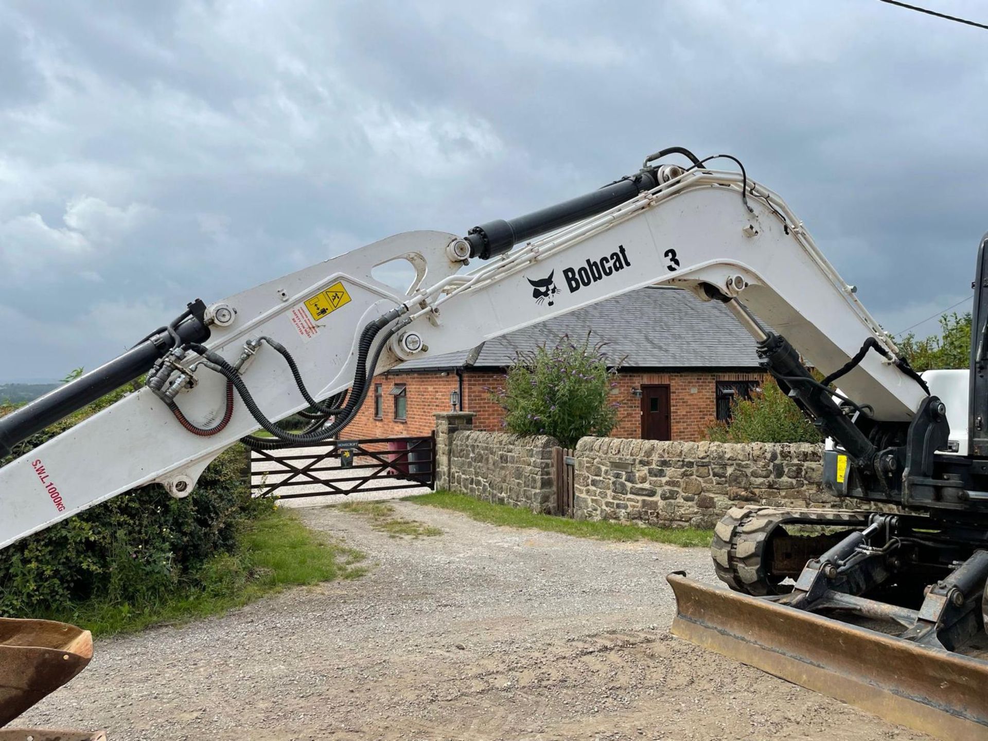 2013 BOBCAT E80 8 TON EXCAVATOR, RUNS DRIVES AND DIGS WELL, SHOWING A GENUINE 5730 HOURS *PLUS VAT* - Image 7 of 21