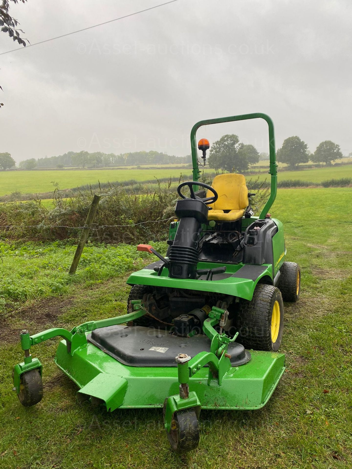 JOHN DEERE 1445 RIDE ON LAWN MOWER, RUNS WORKS AND CUTS, 4 WHEEL DRIVE *PLUS VAT* - Image 2 of 5