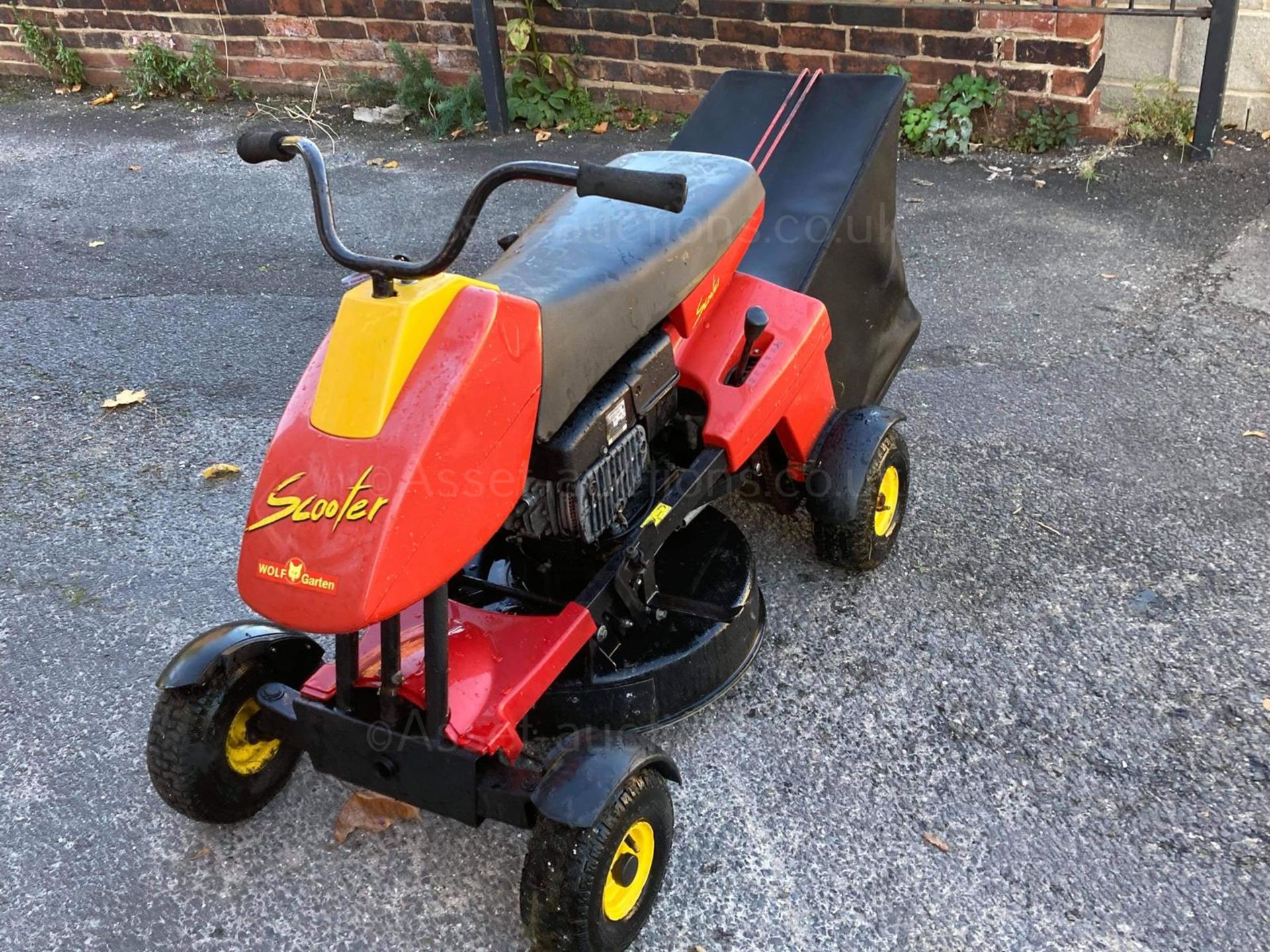 WOLF GARTEN SCOOTER RIDE ON MOWER, RUNS DRIVES AND CUTS, GOOD SOLID DECK *NO VAT* - Image 2 of 6