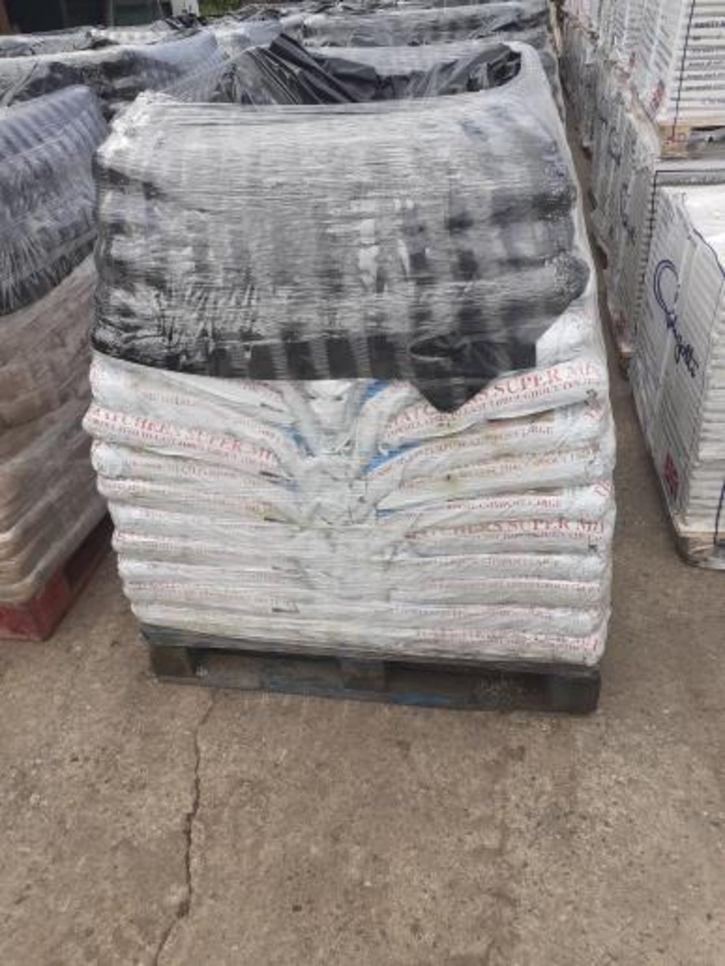 1 PALLET OF TOP GRADE COMPOST, EACH BAG CONTAINS 40 LITRES, 75 BAGS PER PALLET, APPROX WEIGHT 800kg - Image 2 of 4
