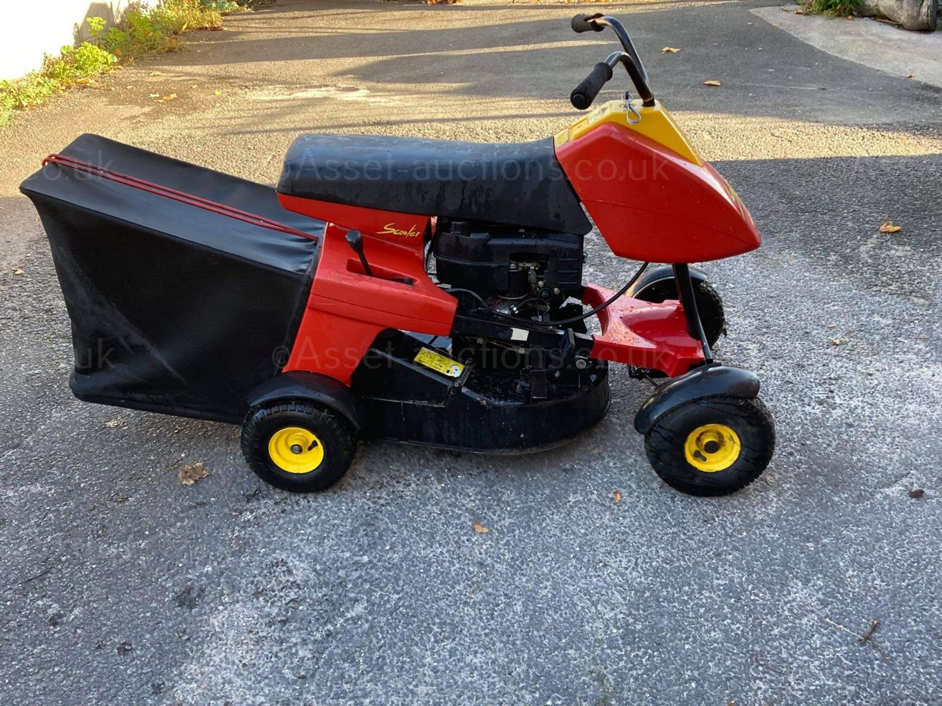 WOLF GARTEN SCOOTER RIDE ON MOWER, RUNS DRIVES AND CUTS, GOOD SOLID DECK *NO VAT* - Image 6 of 6