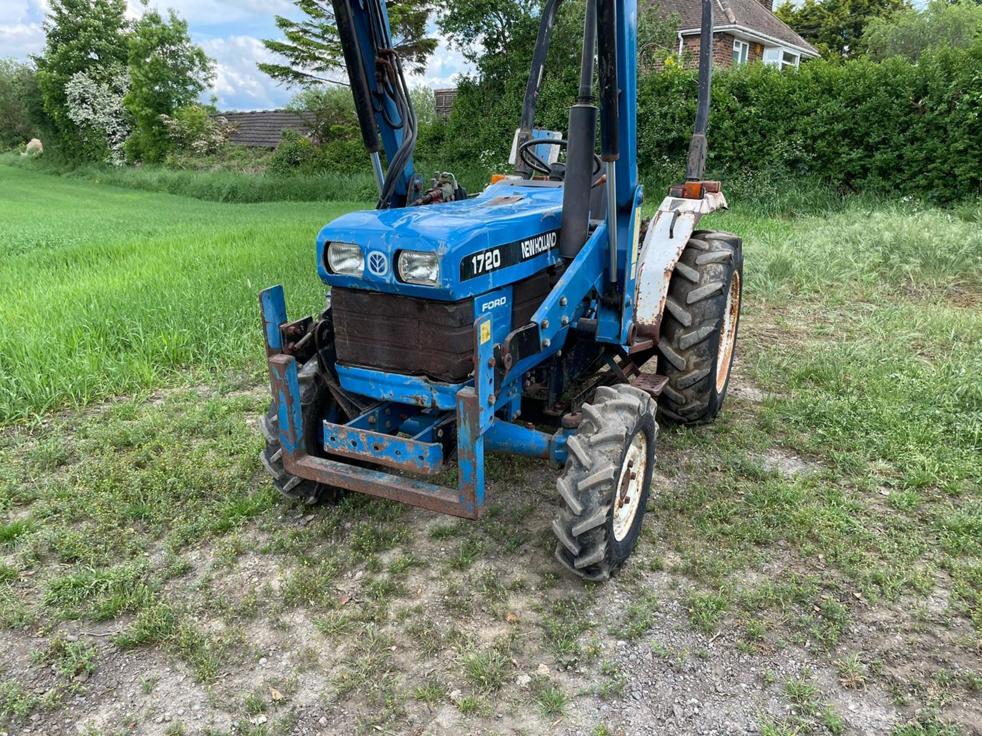 FORD/ NEW HOLLAND 1720 TRACTOR WITH LOADER AND BUCKET, SHOWING A LOW 2956 HOURS *PLUS VAT* - Image 10 of 17