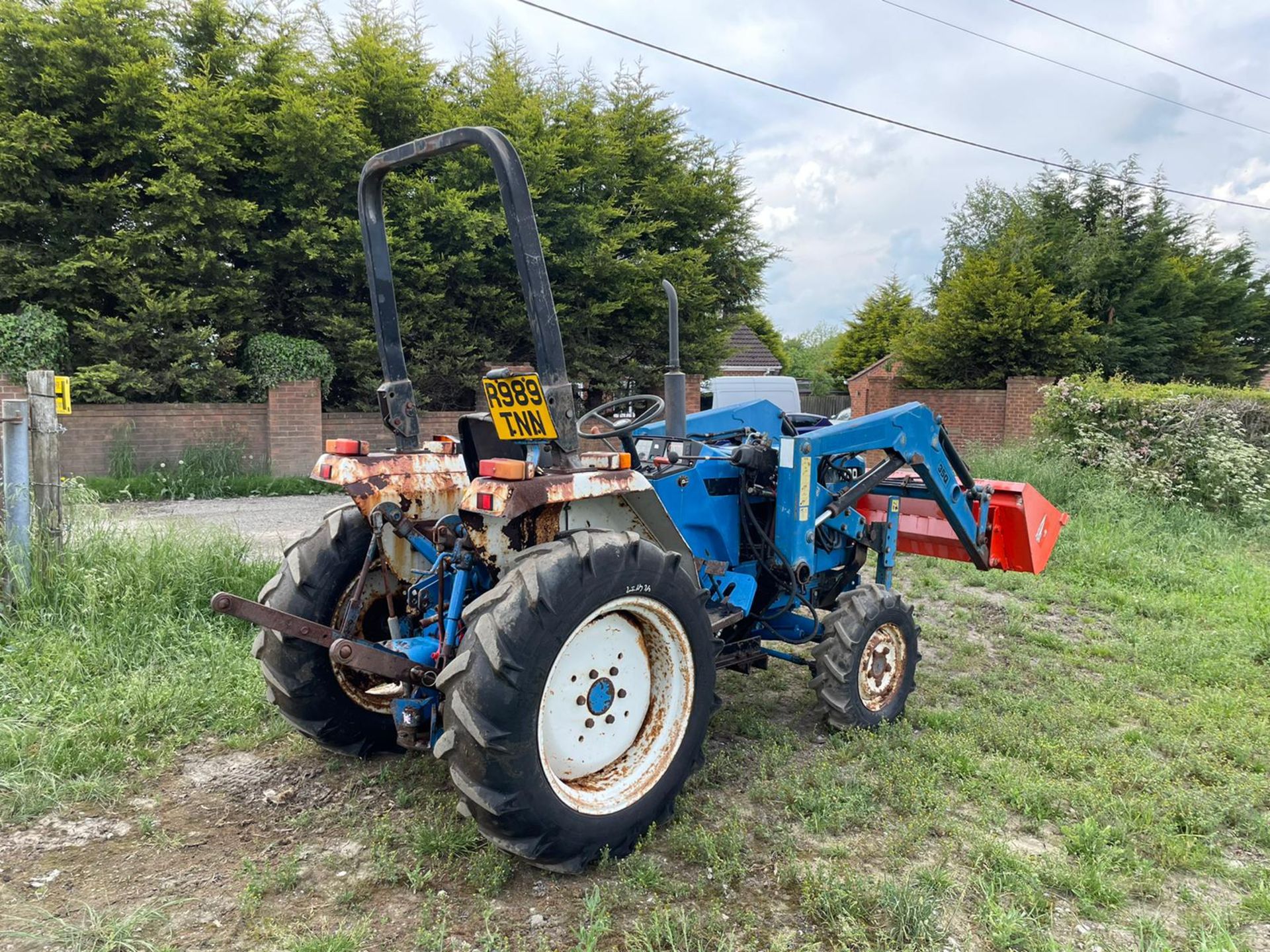 FORD/ NEW HOLLAND 1720 TRACTOR WITH LOADER AND BUCKET, SHOWING A LOW 2956 HOURS *PLUS VAT* - Image 5 of 17