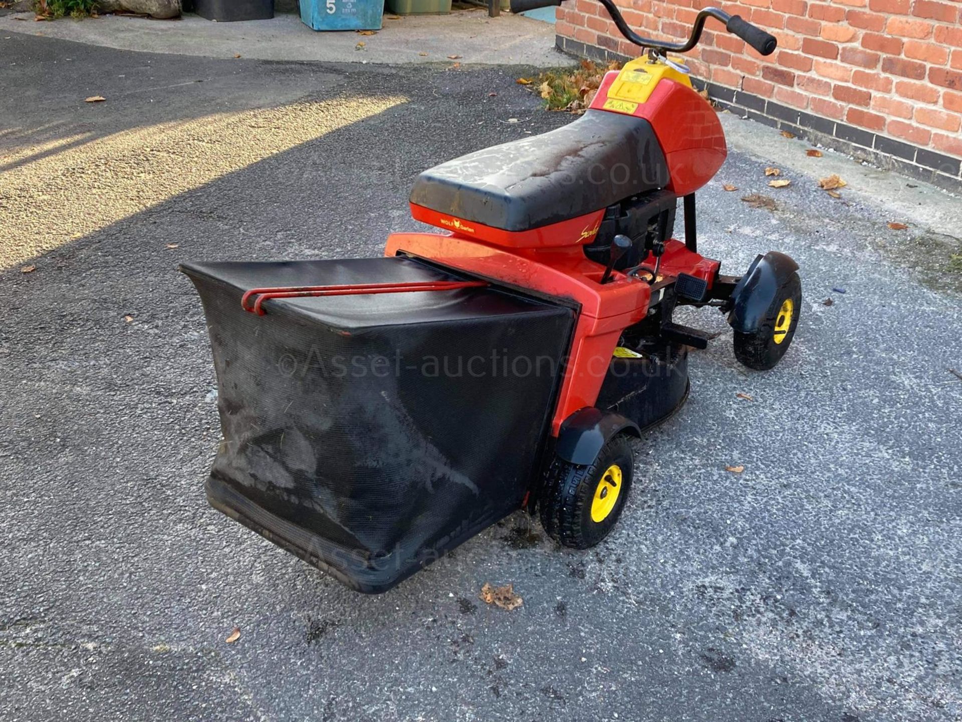 WOLF GARTEN SCOOTER RIDE ON MOWER, RUNS DRIVES AND CUTS, GOOD SOLID DECK *NO VAT* - Image 4 of 6