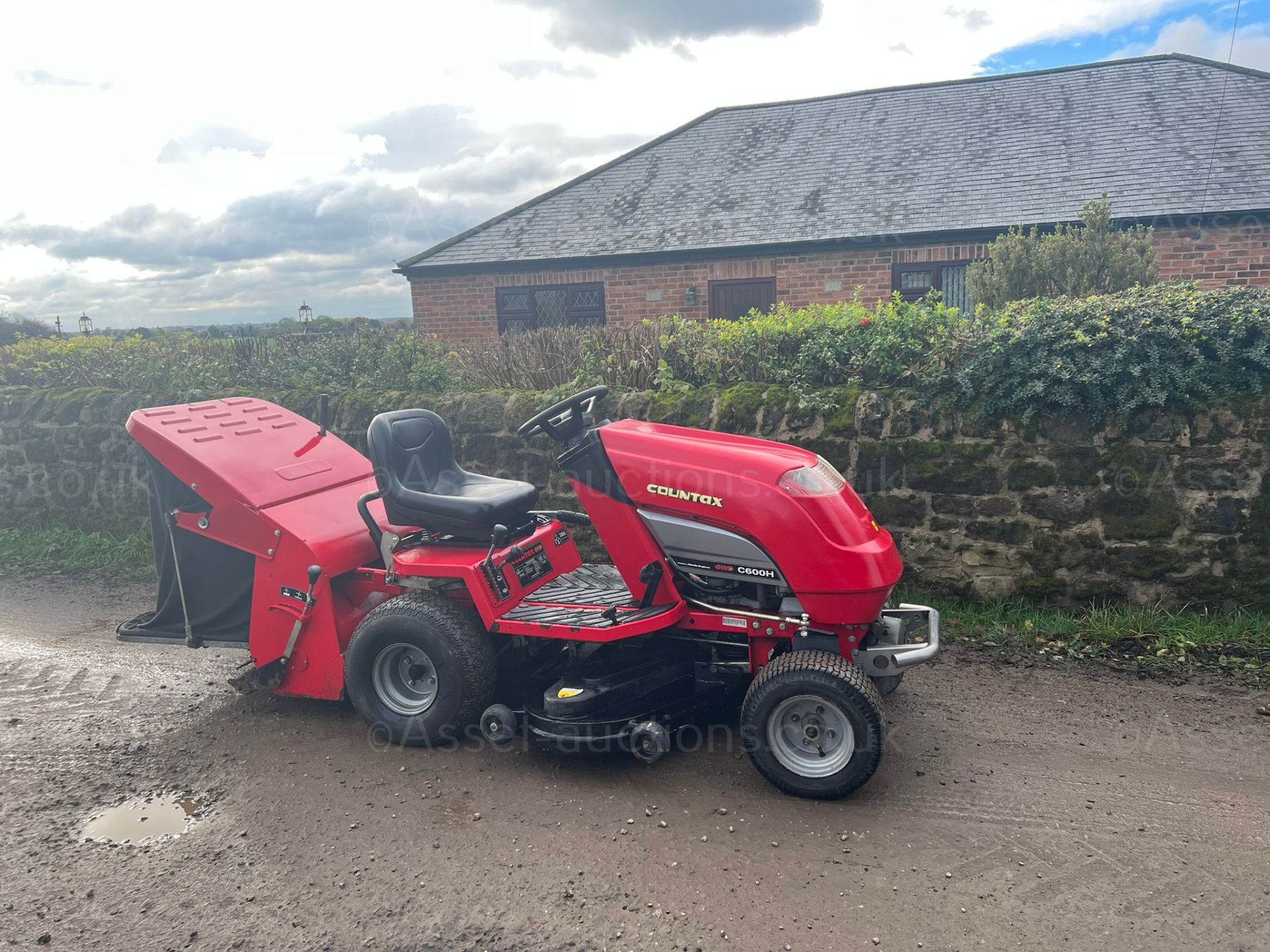 COUNTAX C600H 4 WHEEL DRIVE RIDE ON LAWN MOWER, RUNS WORKS AND CUTS, 4 WHEEL DRIVE *NO VAT* - Image 3 of 7