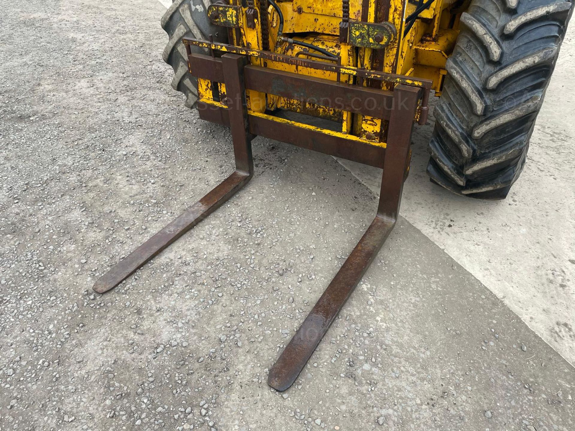 JCB 926 4WD ROUGH TERRAIN FORKLIFT, RUNS DRIVES AND LIFTS, ALL TERRAIN TYRES, ROAD KIT *PLUS VAT* - Image 8 of 10