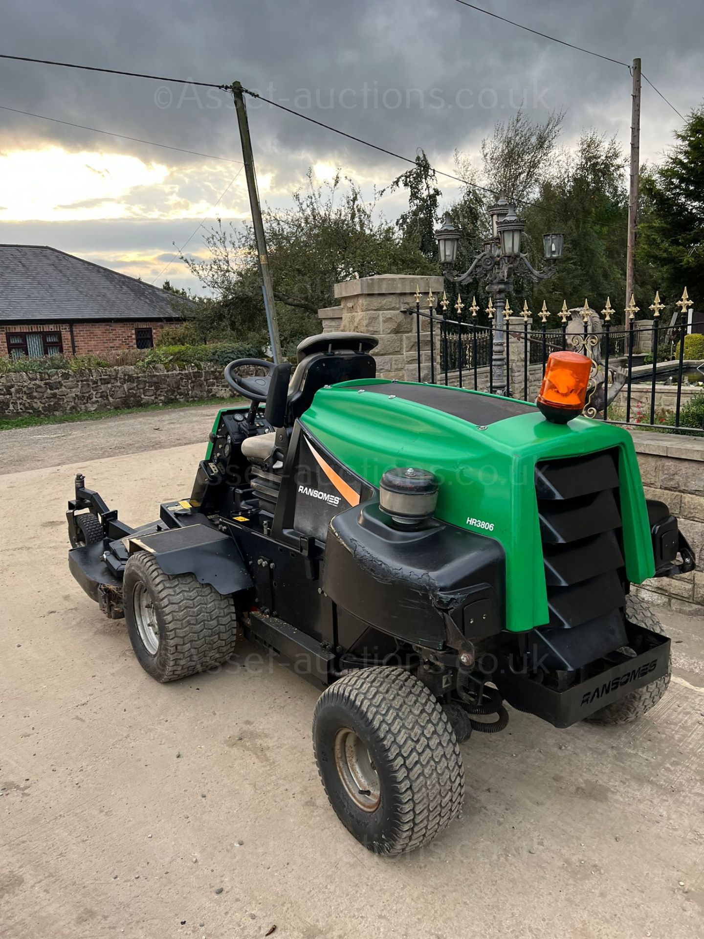 RANSOMES HR3806 RIDE ON LAWN MOWER, RUNS WORKS AND CUTS, 814 RECORDED HOURS, 4 WHEEL DRIVE *NO VAT* - Image 4 of 8