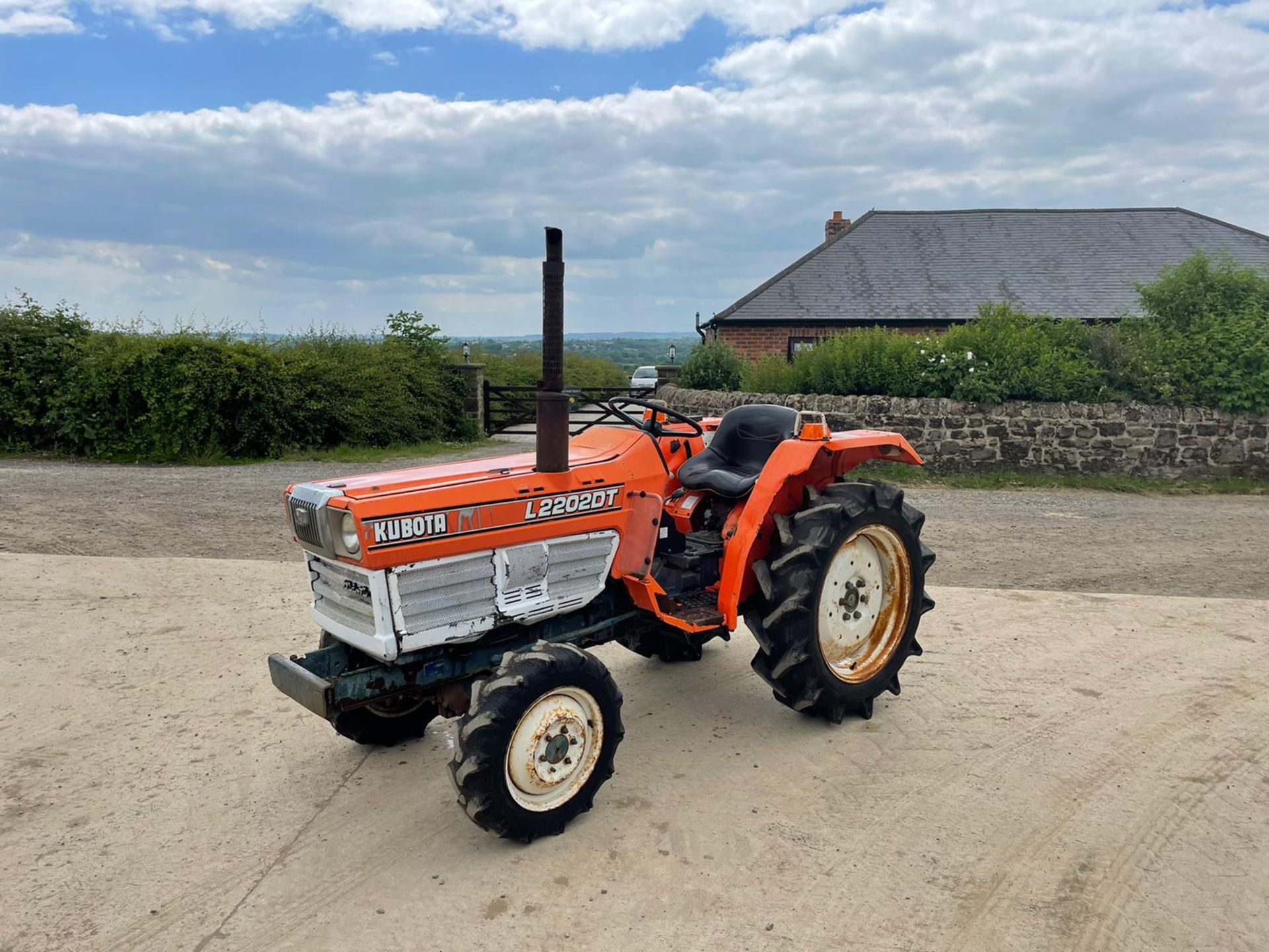 KUBOTA L2202DT COMPACT TRACTOR, RUNS AND DRIVES, 22hp, SHOWING 2135 HOURS *PLUS VAT* - Image 2 of 7