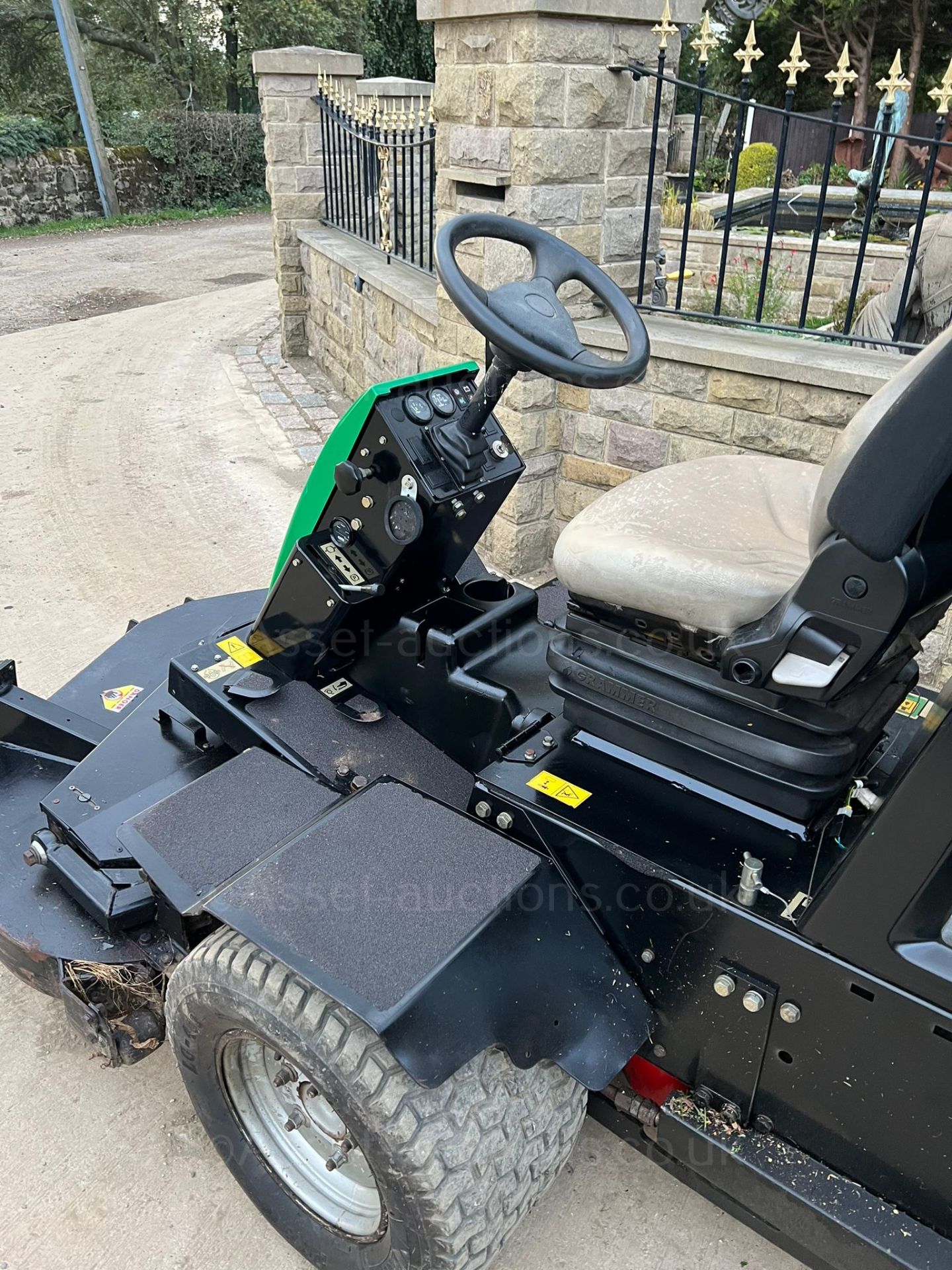RANSOMES HR3806 RIDE ON LAWN MOWER, RUNS WORKS AND CUTS, 814 RECORDED HOURS, 4 WHEEL DRIVE *NO VAT* - Image 6 of 8