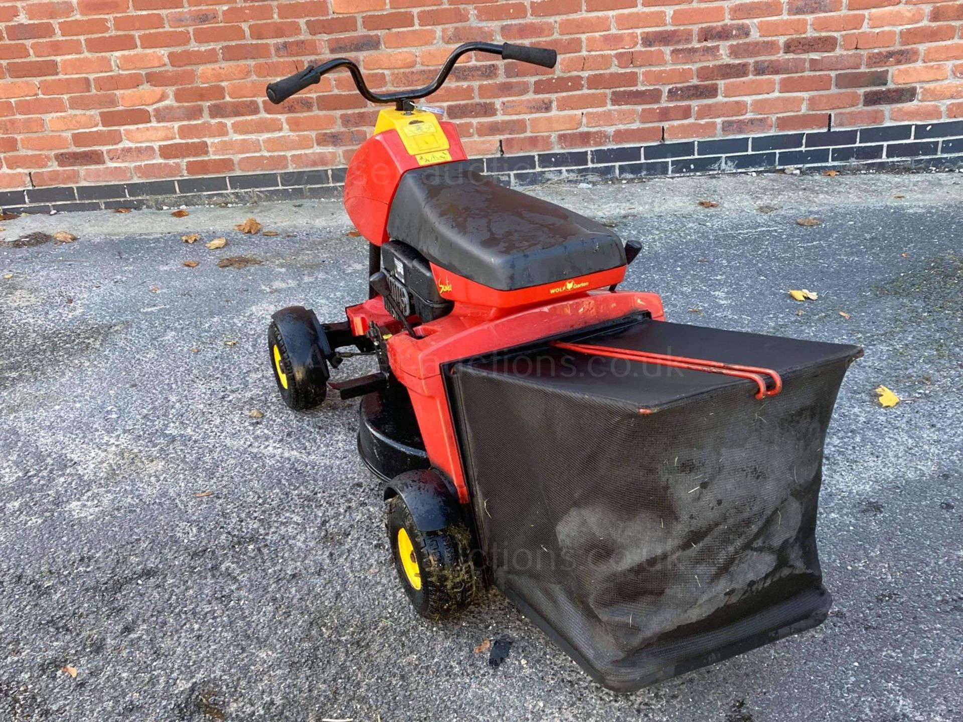 WOLF GARTEN SCOOTER RIDE ON MOWER, RUNS DRIVES AND CUTS, GOOD SOLID DECK *NO VAT* - Image 5 of 6