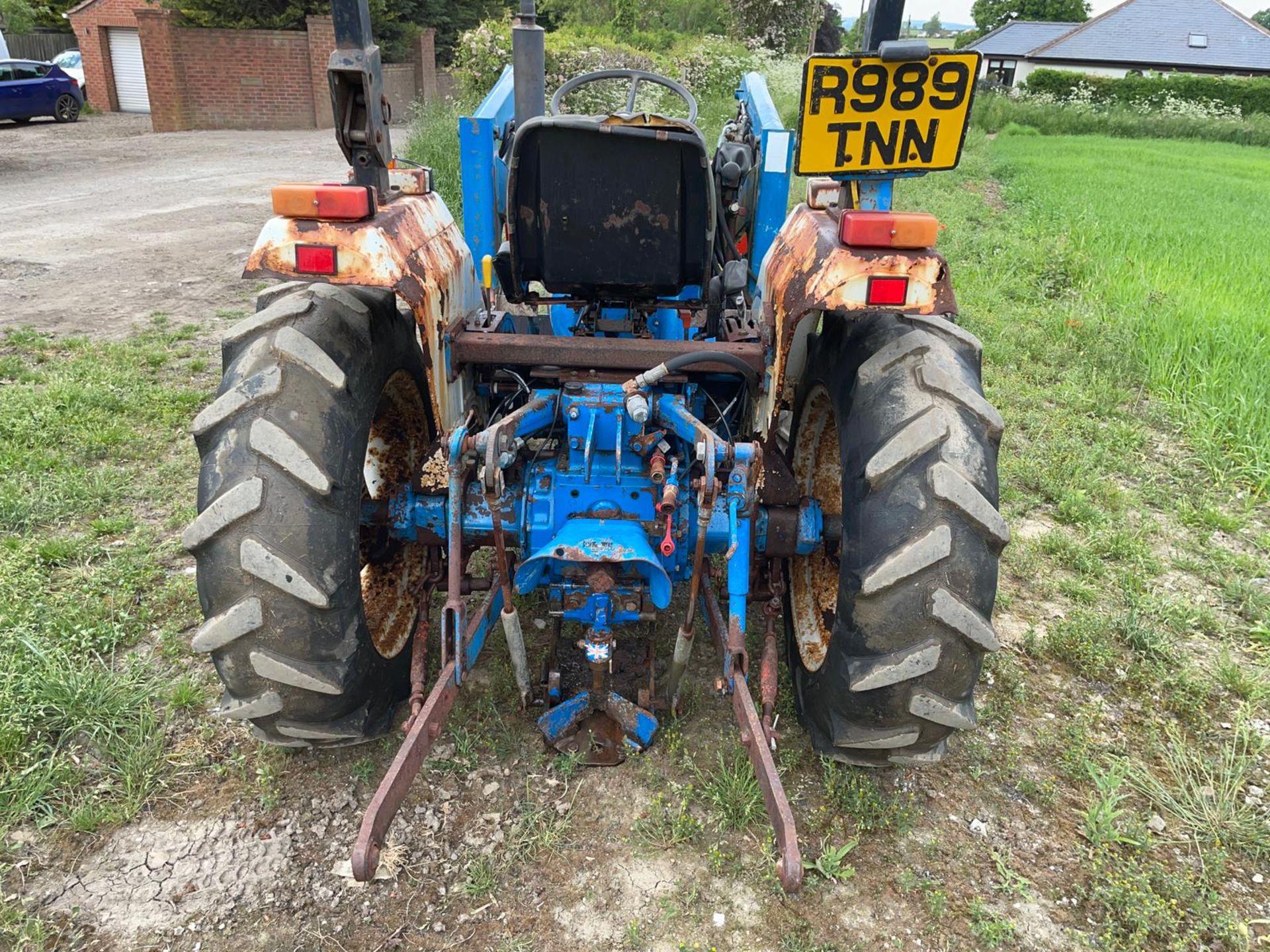 FORD/ NEW HOLLAND 1720 TRACTOR WITH LOADER AND BUCKET, SHOWING A LOW 2956 HOURS *PLUS VAT* - Image 7 of 17