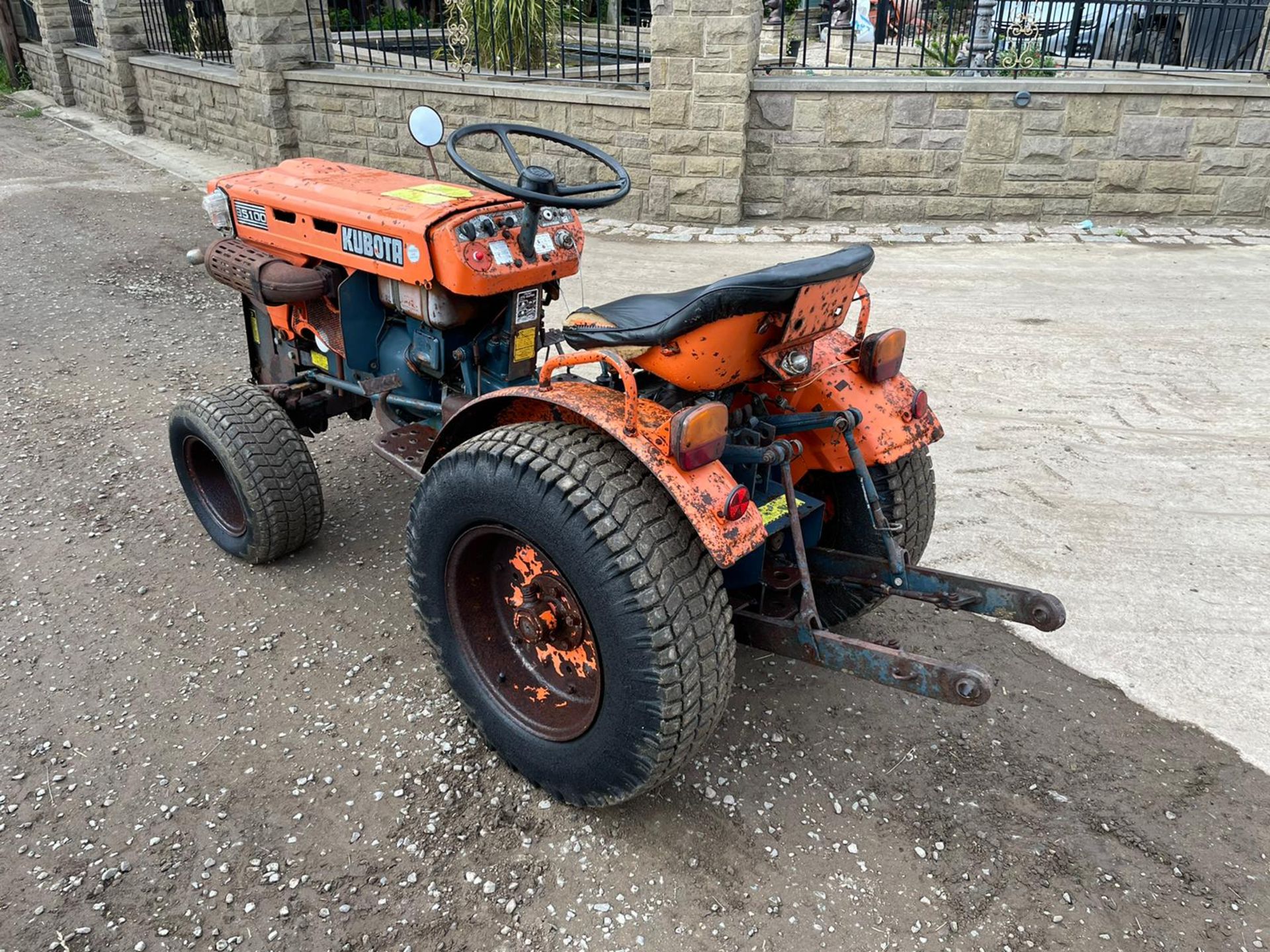 KUBOTA B5100 COMPACT TRACTOR WITH UNDERSLUNG DECK, RUNS DRIVES AND WORKS, GRASS TYRES *PLUS VAT* - Image 5 of 18