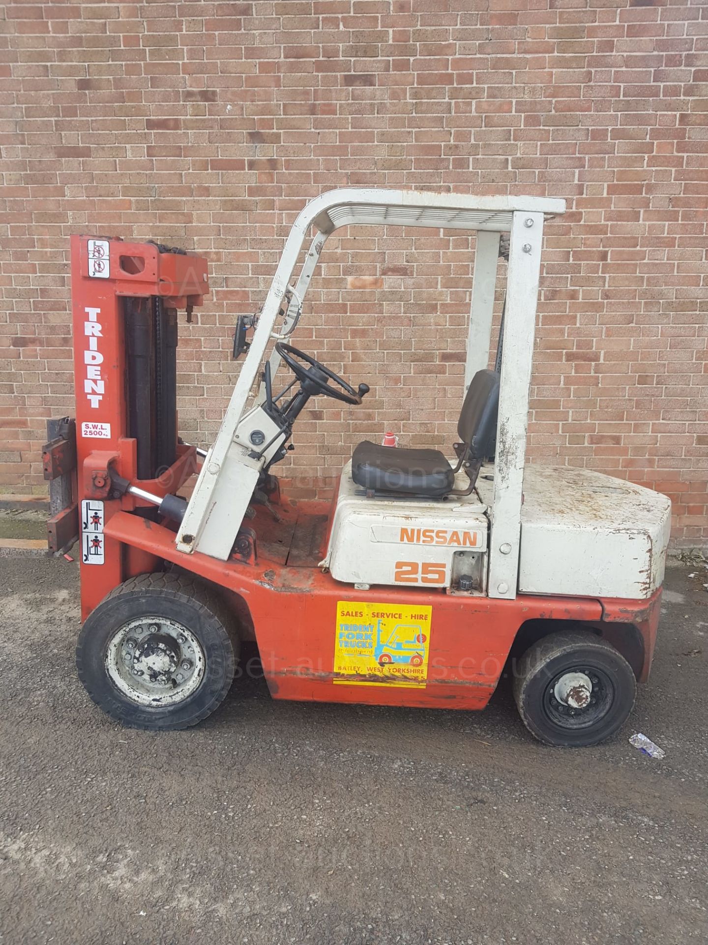 NISSAN 2.5T DIESEL FORKLIFT TRUCK, CONTAINER SPEC - STARTS LIFTS AND STOPS FINE, READY FOR WORK