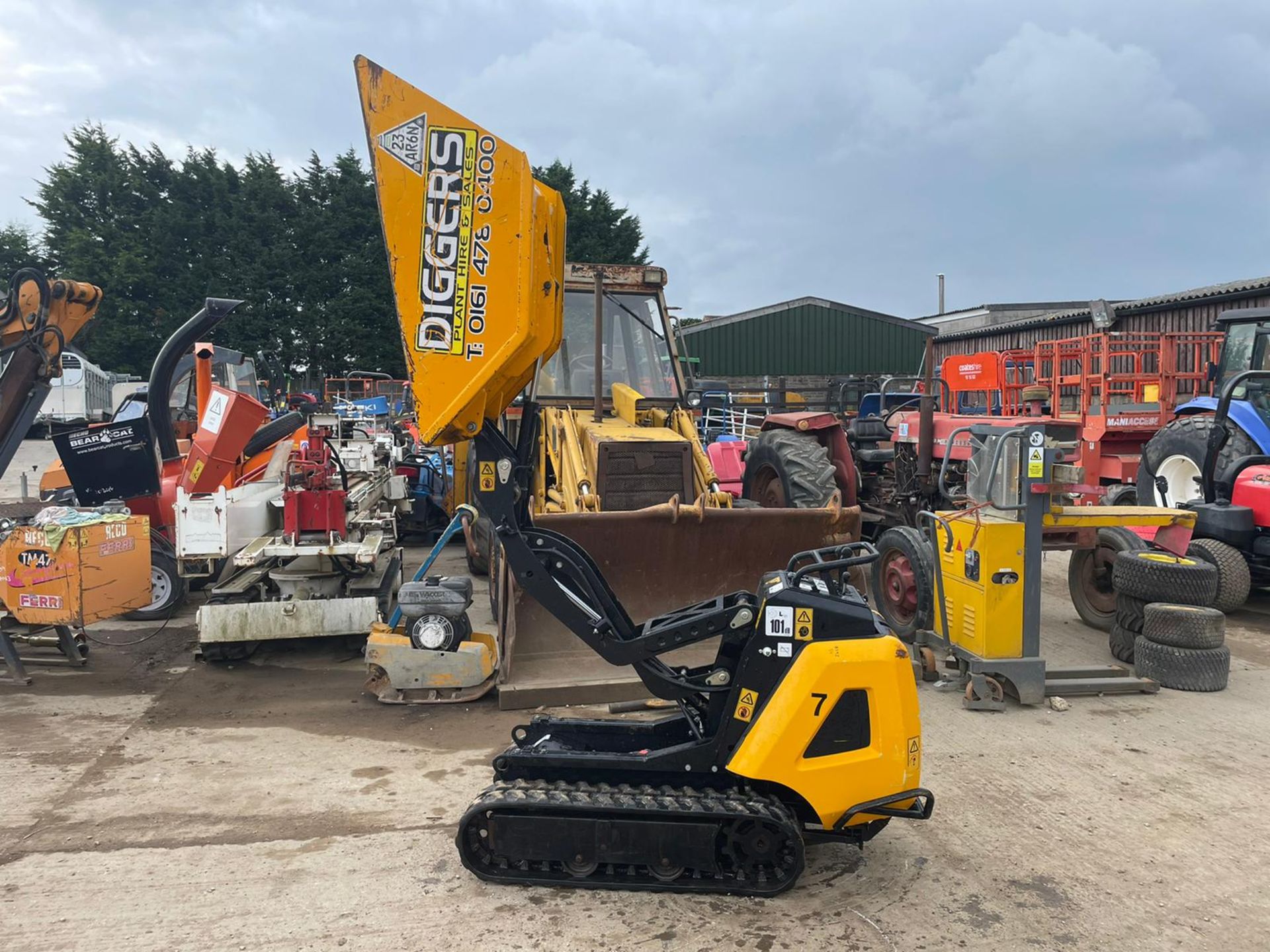 2018 JCB HTD-5 MINI TRACKED DUMPER, RUNS DRIVES AND DUMPS, HIGH TIP DUMP, 2 SPEED TRACKING *PLUS VAT