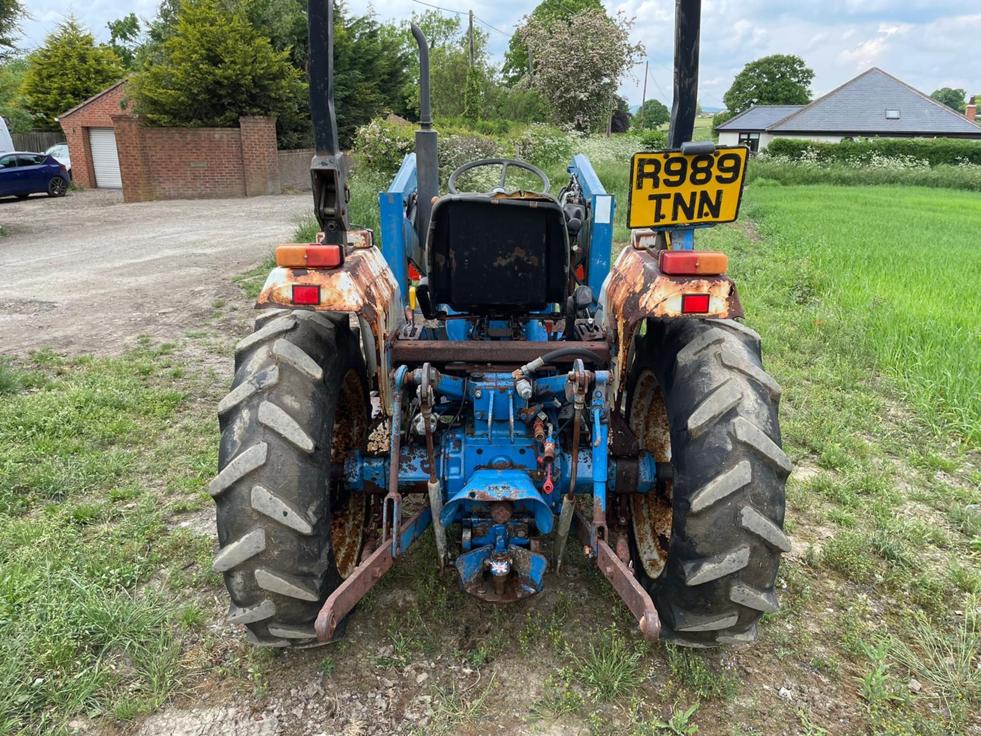 FORD/ NEW HOLLAND 1720 TRACTOR WITH LOADER AND BUCKET, SHOWING A LOW 2956 HOURS *PLUS VAT* - Image 6 of 17