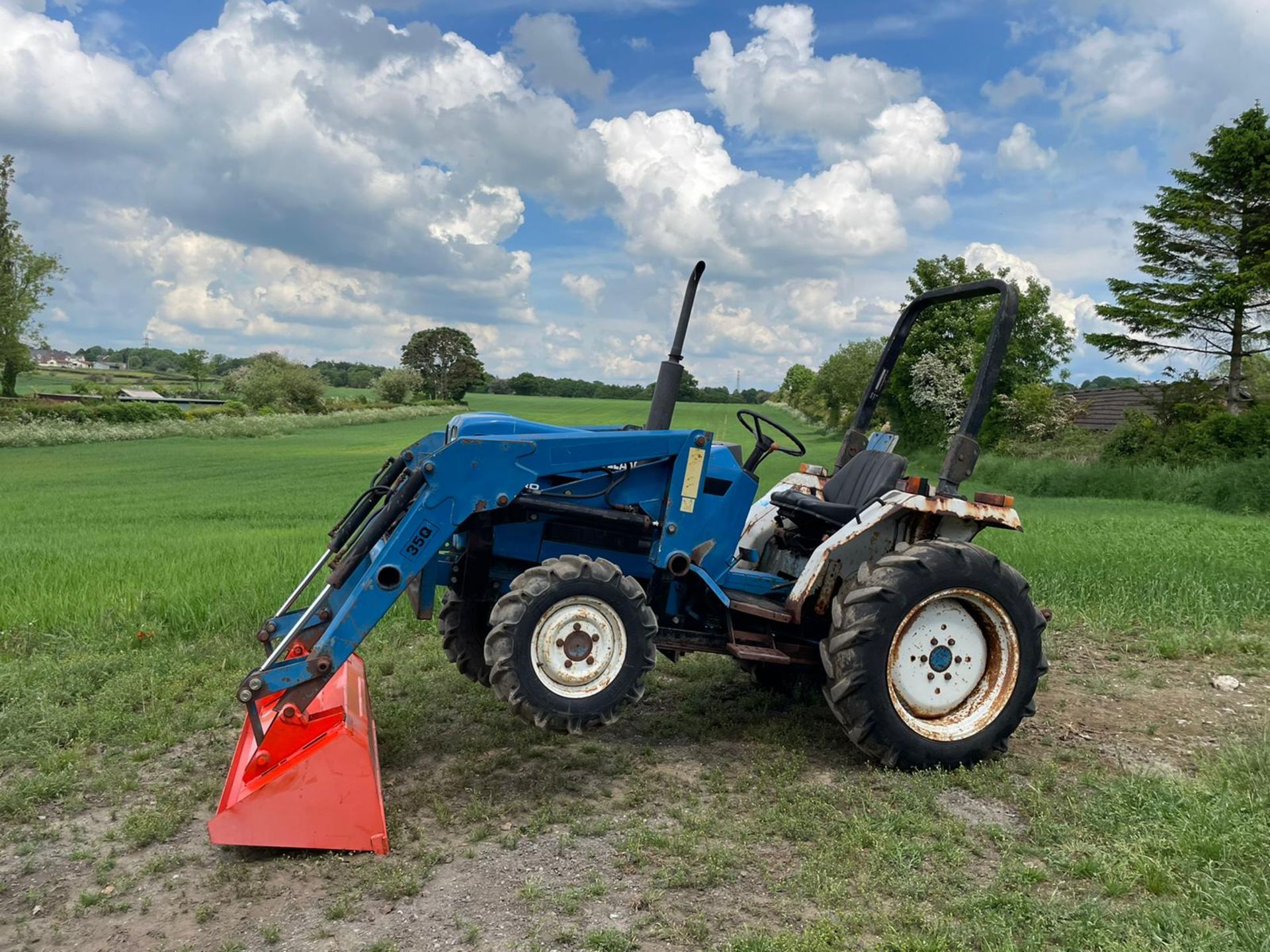 FORD/ NEW HOLLAND 1720 TRACTOR WITH LOADER AND BUCKET, SHOWING A LOW 2956 HOURS *PLUS VAT* - Image 12 of 17