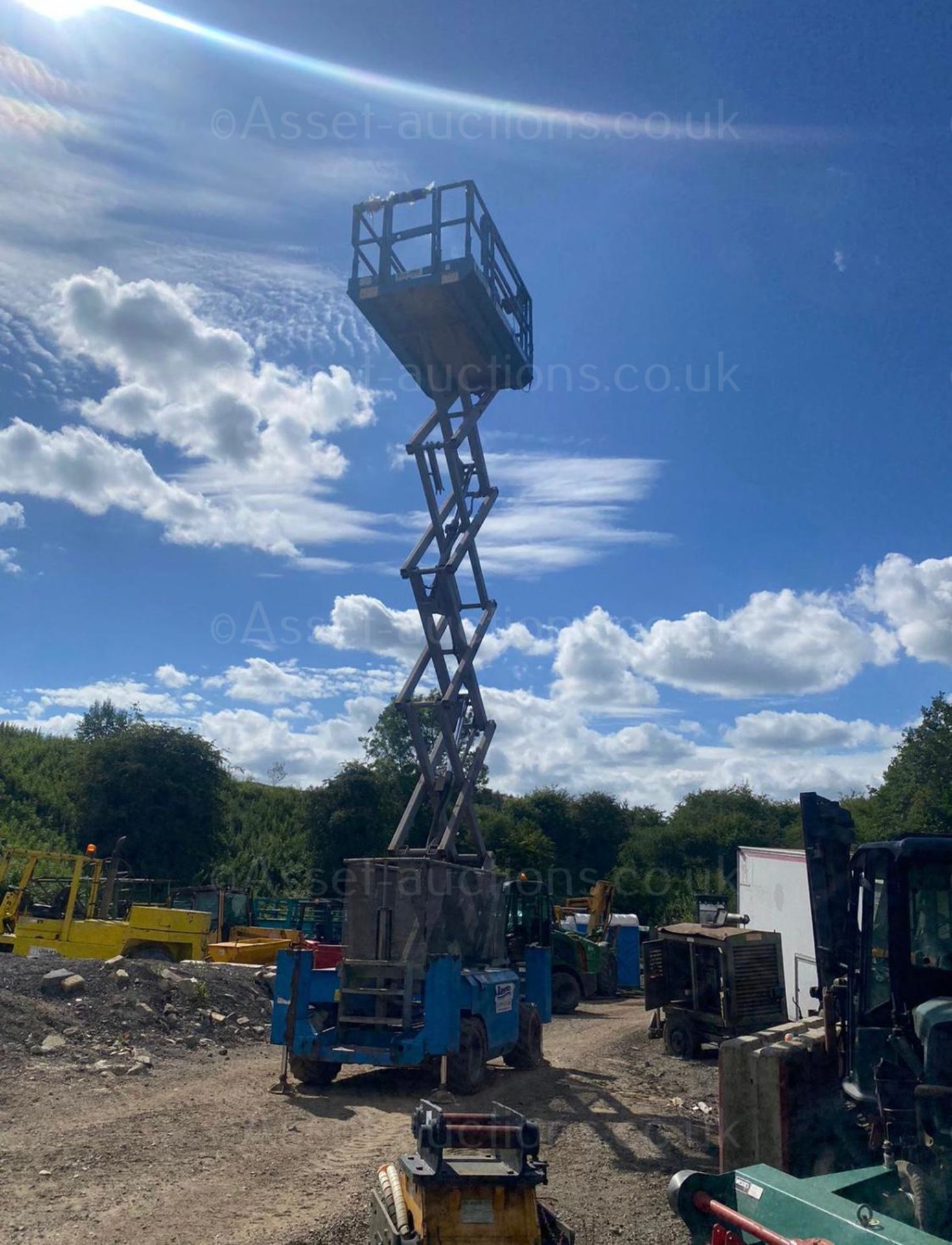 GENIE GS3268 SCISSOR LIFT PLATFORM, LOW HOURS ONLY SHOWING 2987, RUNS WORKS AND LIFTS *PLUS VAT* - Image 2 of 13