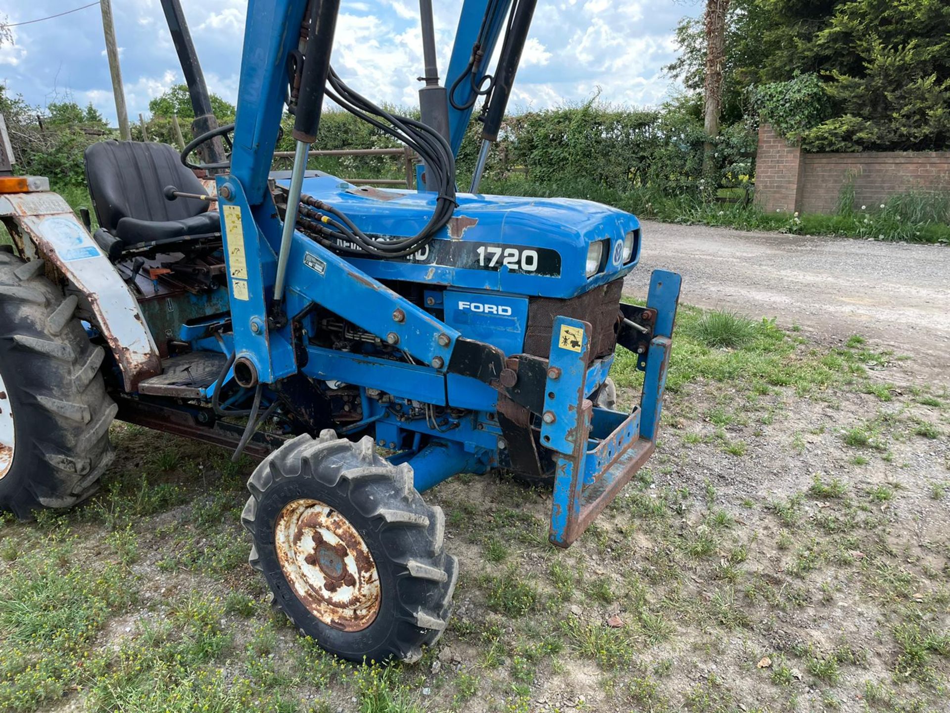 FORD/ NEW HOLLAND 1720 TRACTOR WITH LOADER AND BUCKET, SHOWING A LOW 2956 HOURS *PLUS VAT* - Image 11 of 17