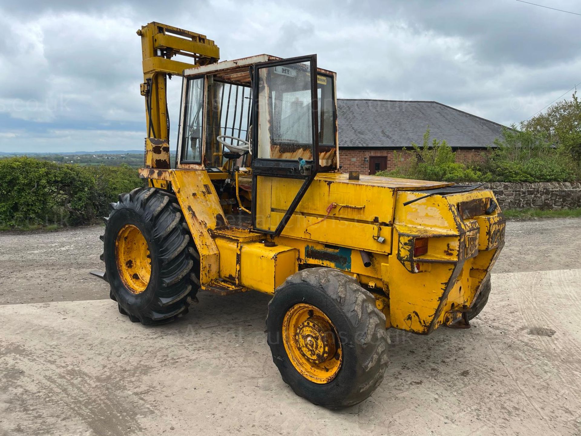 JCB 926 4WD ROUGH TERRAIN FORKLIFT, RUNS DRIVES AND LIFTS, ALL TERRAIN TYRES, ROAD KIT *PLUS VAT* - Image 3 of 10