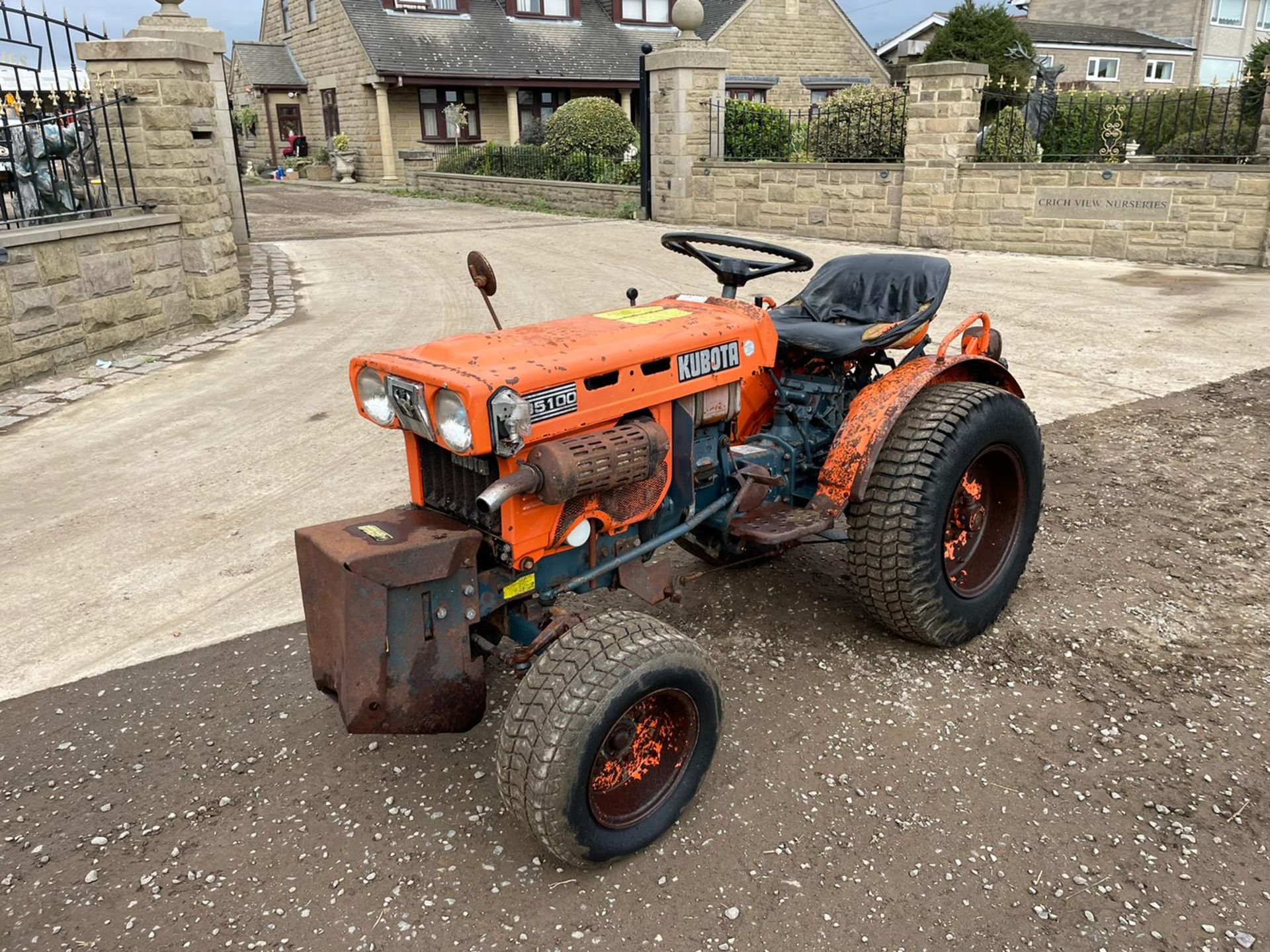 KUBOTA B5100 COMPACT TRACTOR WITH UNDERSLUNG DECK, RUNS DRIVES AND WORKS, GRASS TYRES *PLUS VAT* - Image 3 of 18