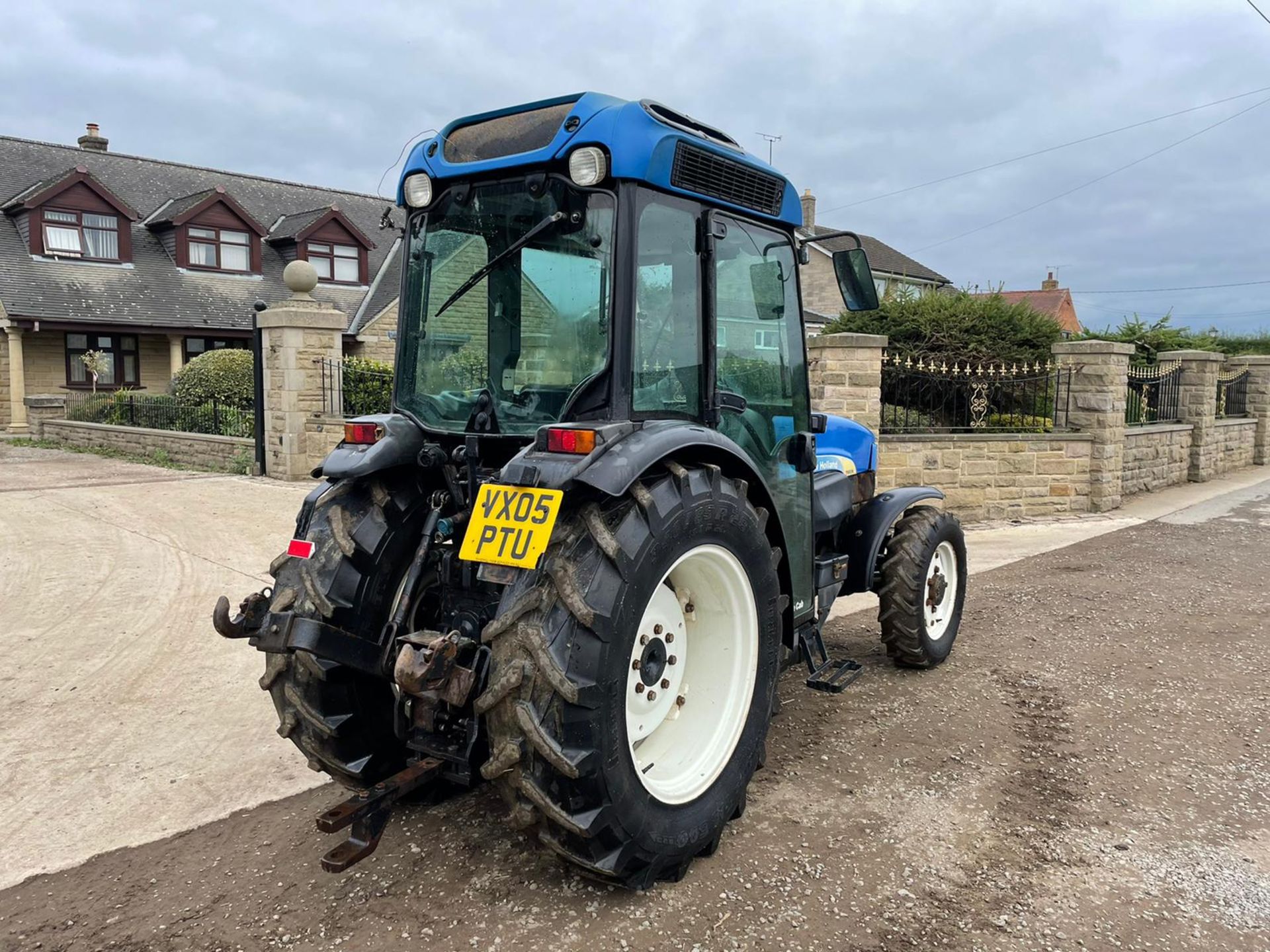 2005 NEW HOLLAND TN95NA TRACTOR, RUNS AND DRIVES, LINKAGE ARMS AND PTO WORK *PLUS VAT* - Image 5 of 14