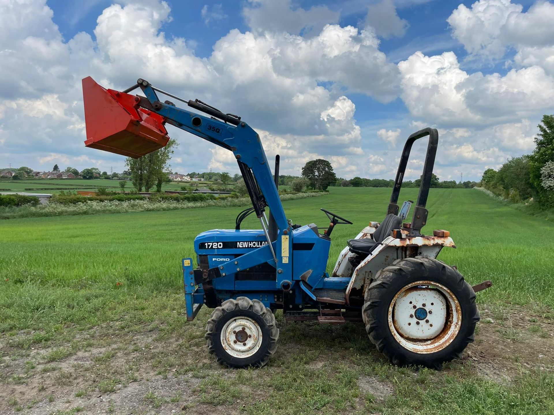 FORD/ NEW HOLLAND 1720 TRACTOR WITH LOADER AND BUCKET, SHOWING A LOW 2956 HOURS *PLUS VAT* - Image 2 of 17