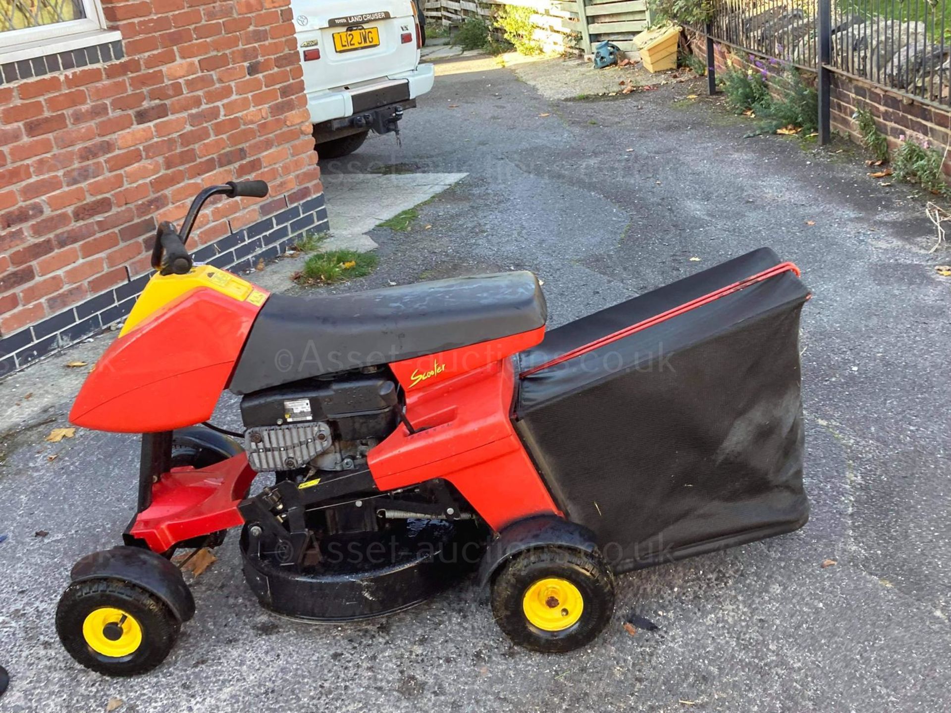 WOLF GARTEN SCOOTER RIDE ON MOWER, RUNS DRIVES AND CUTS, GOOD SOLID DECK *NO VAT* - Image 3 of 6