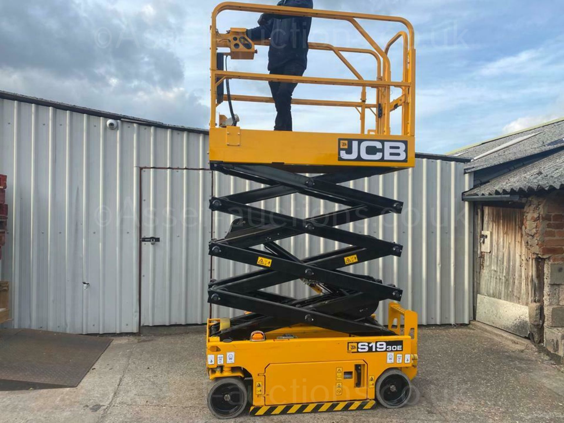 SCISSOR LIFT JCB S1930E ELECTRIC, PLATFORM HEIGHT 5.8m/ 19ft, ONLY 98.4 HOURS, YEAR 2018 *PLUS VAT* - Image 8 of 14