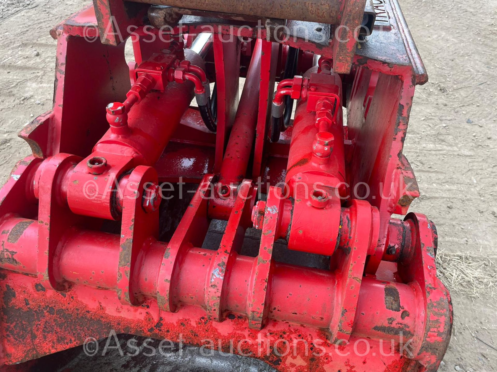 HYDRAULIC RED SHELL GRAB, SUITABLE FOR A LARGE EXCAVATOR, HYDRAULIC DRIVEN, 65mm PINS *PLUS VAT* - Image 11 of 16