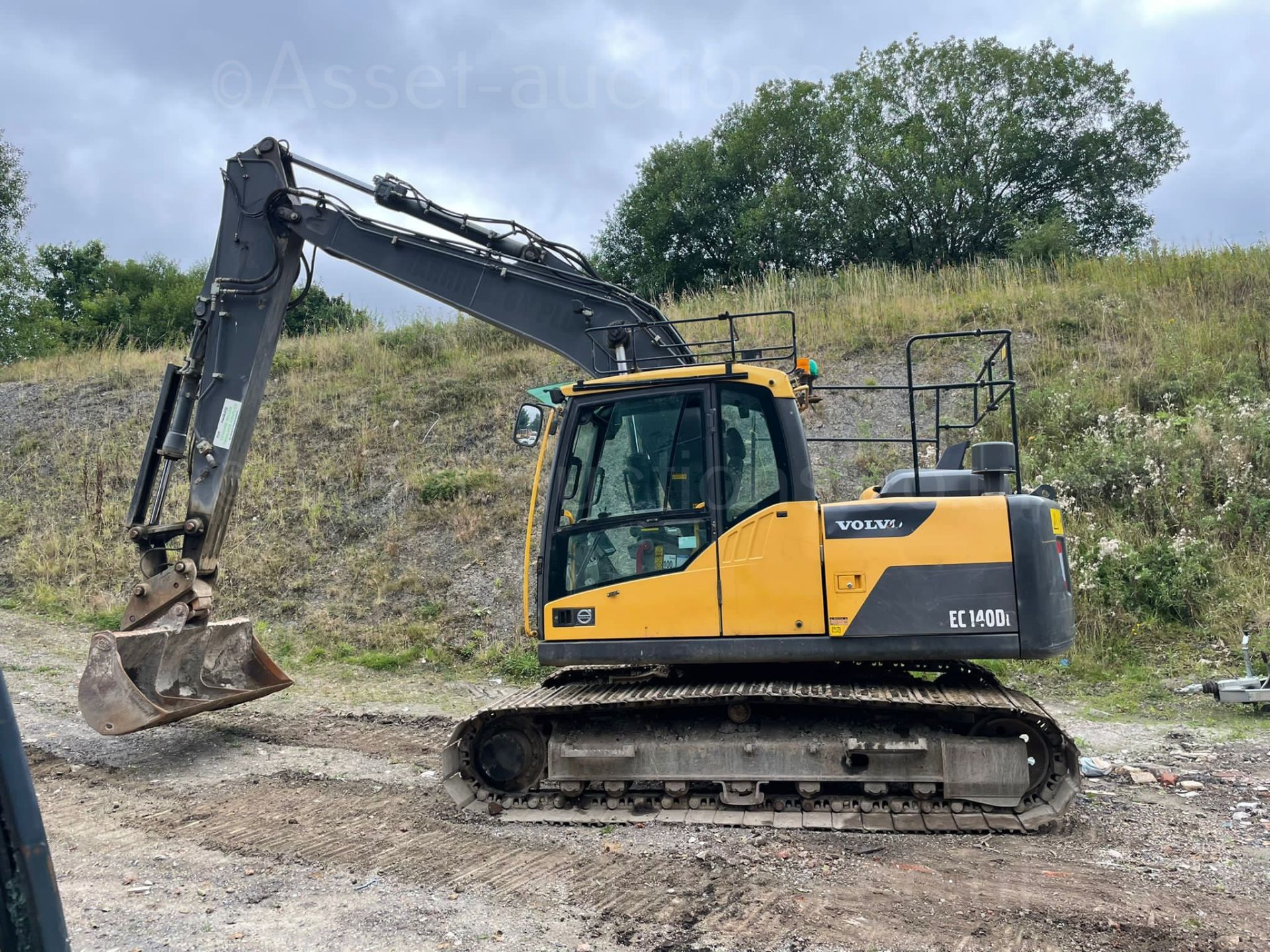 2014 VOLVO EC140DL 14 TON STEEL TRACKED EXCAVATOR, RUNS DRIVES AND DIGS, FULLY GLASS CAB *PLUS VAT* - Image 2 of 14